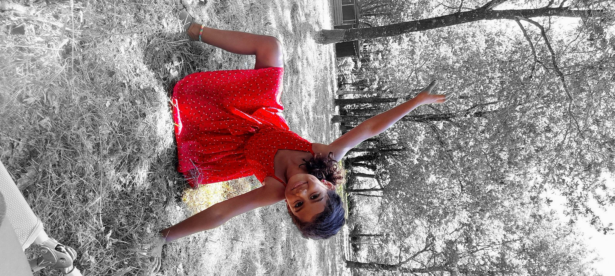 Flora participe au concours pour gagner de l'argent avec cette photo : adventure, arm, child, dress, flash_photography, fun, grass, happy, human_leg, joy, leisure, people_in_nature, person, plant, recreation, sunglasses, thigh, tree, vacation, waist