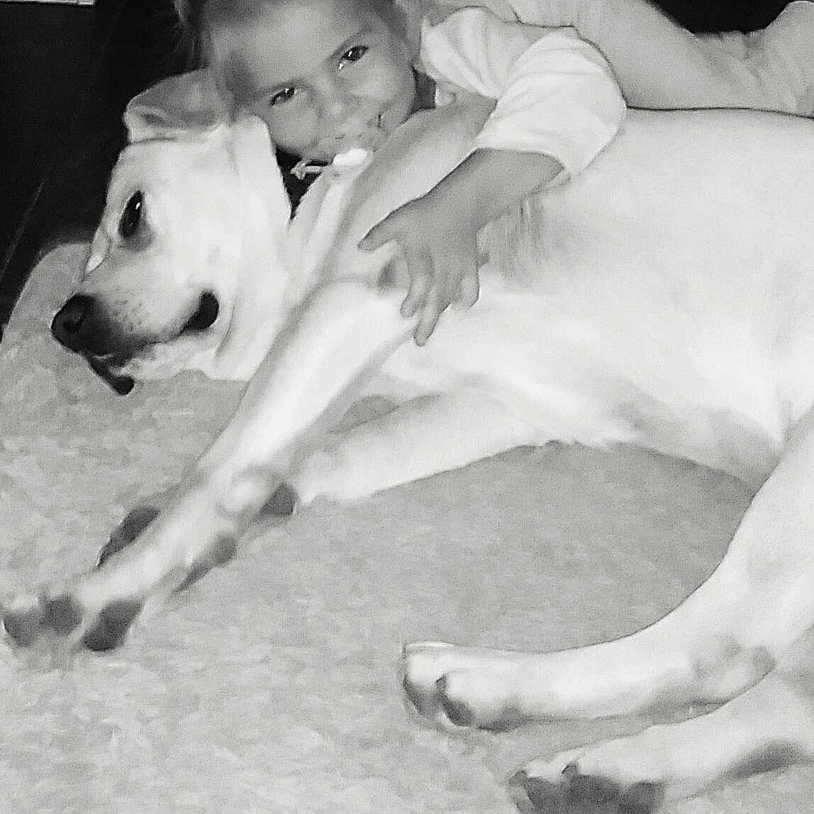 Noemie participe au concours pour gagner de l'argent avec cette photo : black, black_and_white, carnivoran, child, dog, dog_breed, dog_breed_group, dog_like_mammal, emotion, girl, joy, leg, monochrome, monochrome_photography, nose, person, puppy, skin, snout, sporting_group