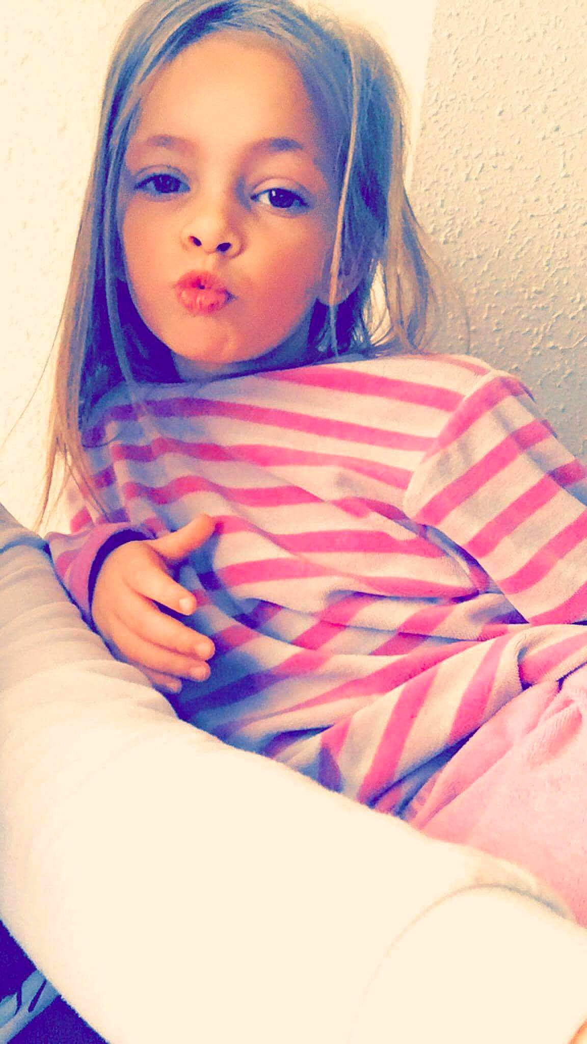 Noemie a rejoint le concours — aidez-le/la à gagner de superbes lots ! arm, beauty, black_hair, blond, brown_hair, cheek, finger, girl, hair, hairstyle, hand, human_hair_color, lip, long_hair, model, mouth, neck, person, pink, purple