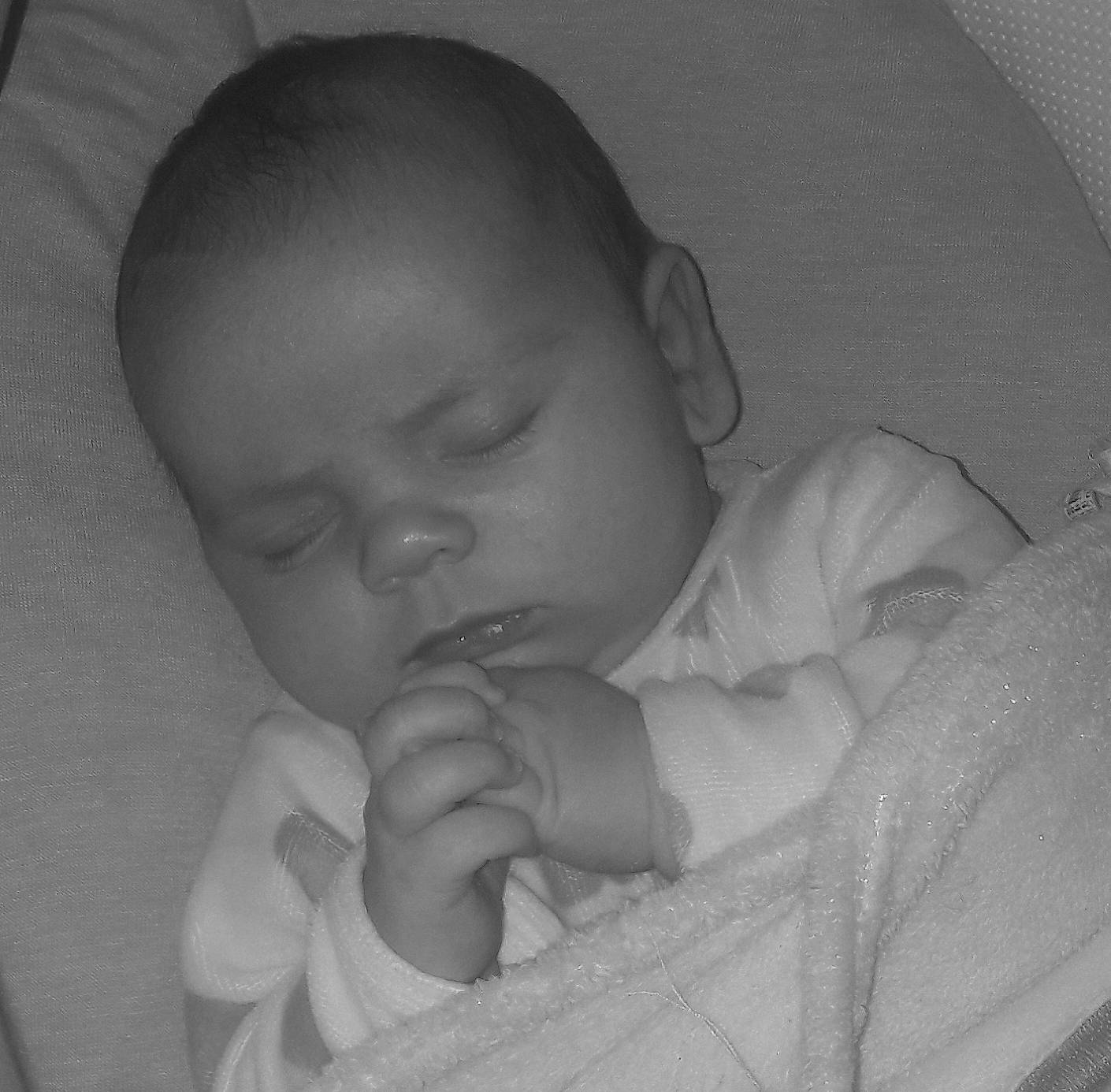 Rachel participe au concours pour gagner de l'argent avec cette photo : black, black_and_white, cheek, child, eye, face, finger, forehead, hand, head, infant, monochrome, monochrome_photography, mouth, nose, person, photograph, skin, sleep, white