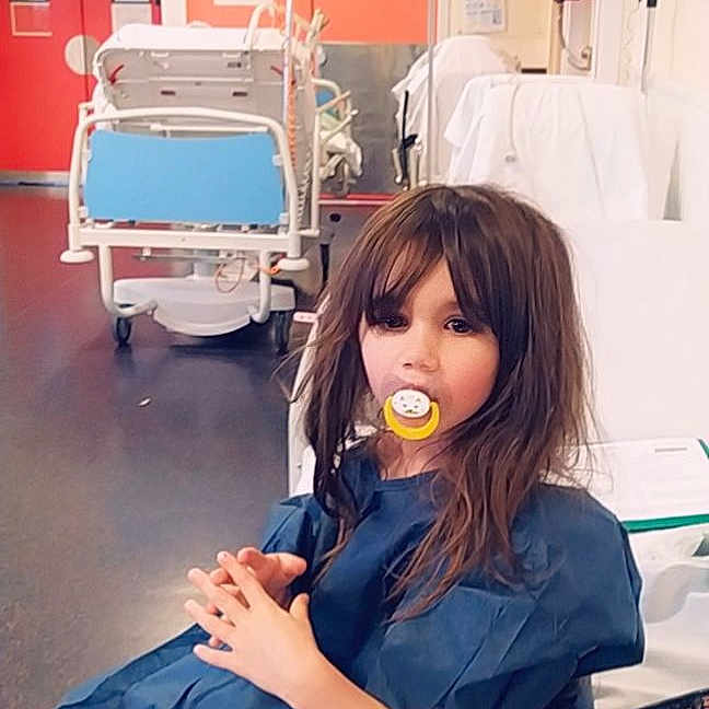 Lisa a rejoint le concours — aidez-le/la à gagner de superbes lots ! architecture, blanket, building, childbirth, clinic, clothing, coat, dentist, face, female, food, girl, head, hospital, operatingtheatre, person, sleeve, student, sweets, teen