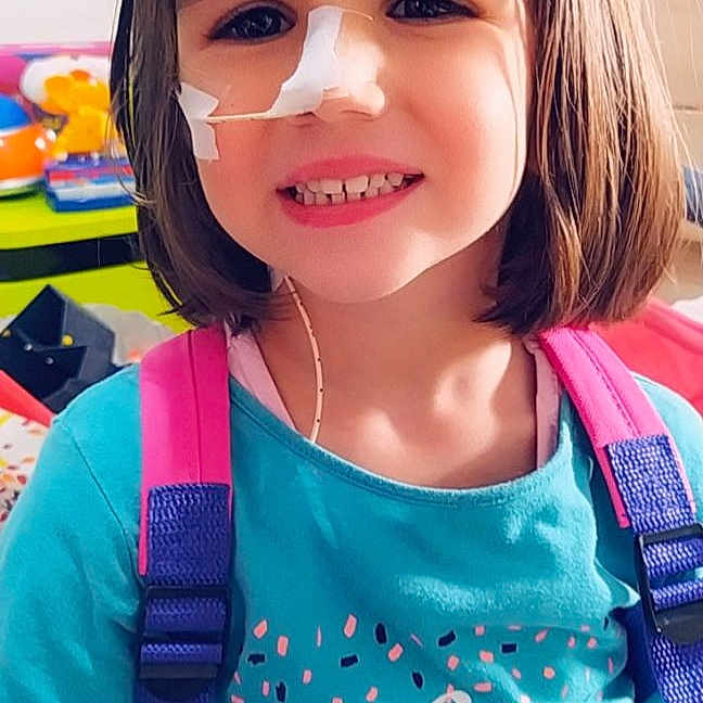 Lisa participe au concours pour gagner de l'argent avec cette photo : accessories, backpack, bag, bodypart, brownhair, child, clothing, face, female, girl, hair, happy, head, mouth, person, photography, portrait, smile, t_shirt, teeth