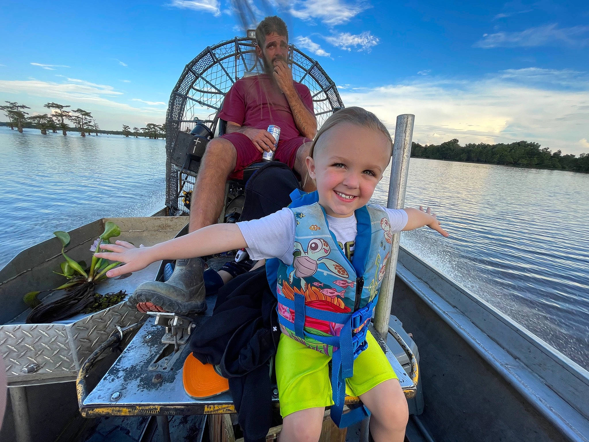 Dregan is registered to the contest to win money with this photo: boat, boats_and_boating_equipment_and_supplies, cloud, fun, happy, joy, lake, leisure, outdoor_recreation, person, personal_protective_equipment, recreation, shorts, sky, smile, t_shirt, travel, vehicle, water, water_transportation