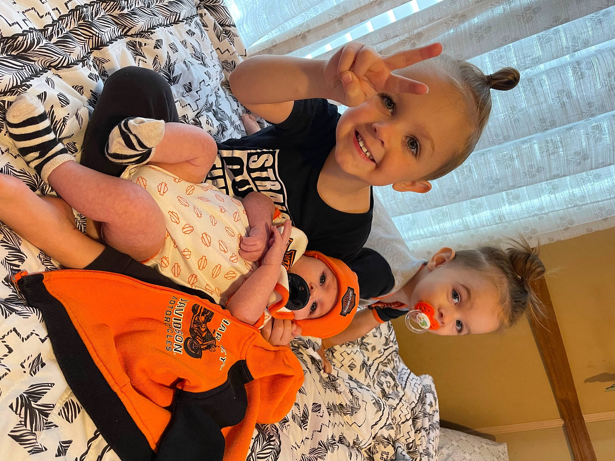 Dregan is registered to the contest to win money with this photo: baby, baby_products, bag, child, eyewear, fashion_accessory, finger, font, fun, hairstyle, happy, headwear, human_leg, joy, leisure, orange, pattern, person, room, smile