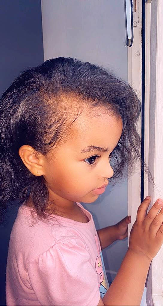 Fiona a rejoint le concours — aidez-le/la à gagner de superbes lots ! black_hair, brown_hair, cheek, child, ear, eyebrow, eyelash, forehead, gesture, happy, iris, jaw, lip, long_hair, mouth, neck, nose, person, shoulder, skin