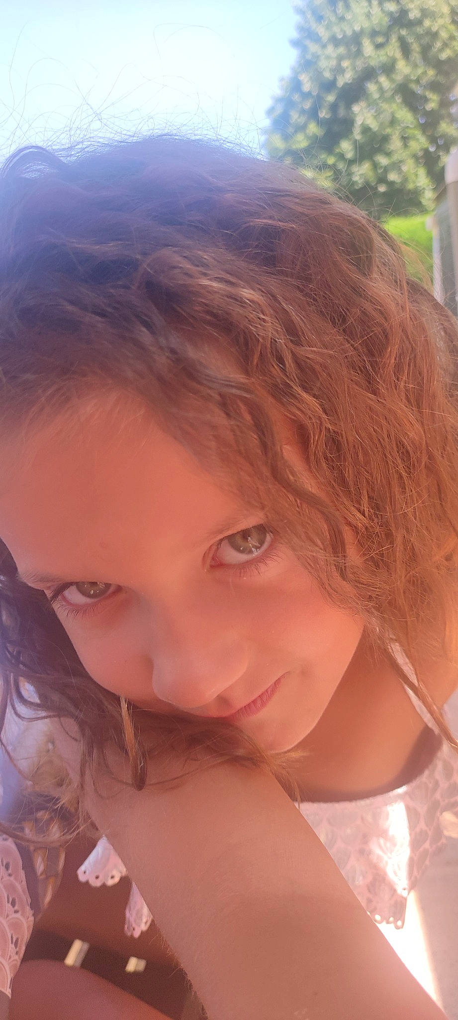 Ambre a rejoint le concours — aidez-le/la à gagner de superbes lots ! bangs, black_hair, cheek, chin, eyebrow, eyelash, forehead, grass, happy, iris, jaw, layered_hair, lip, long_hair, mouth, neck, nose, person, skin, smile