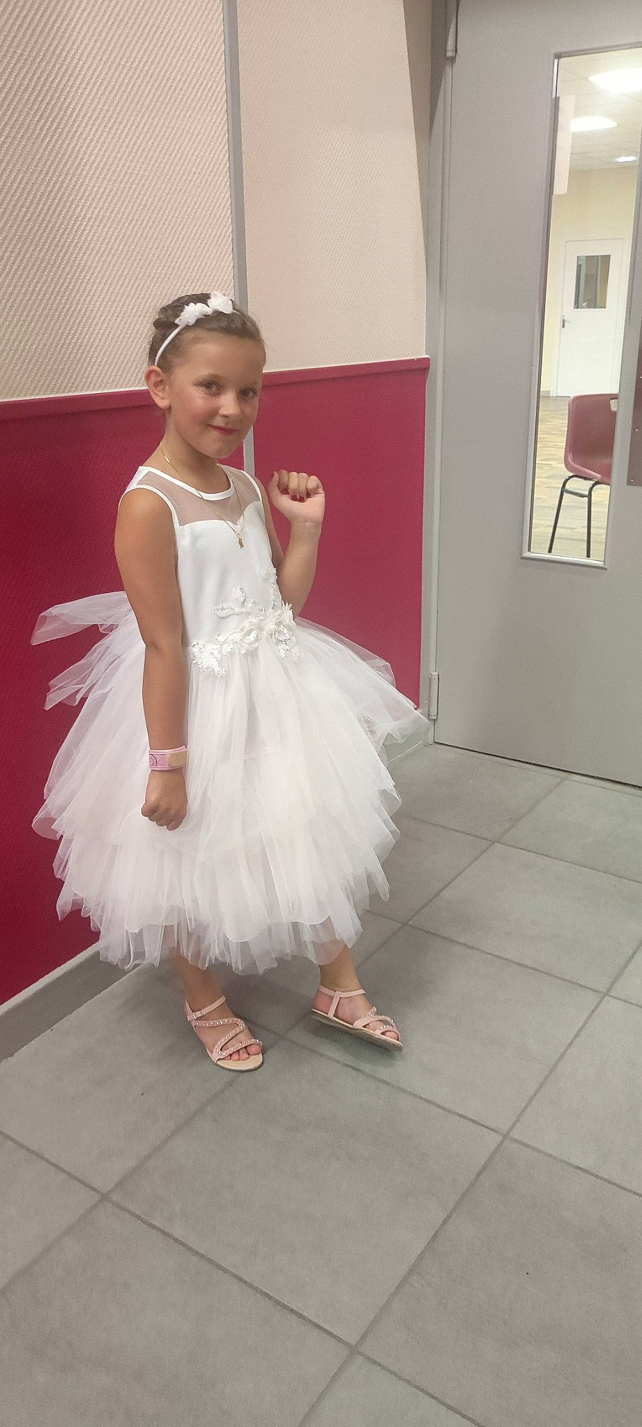 Ambre participe au concours pour gagner de l'argent avec cette photo : ballet_tutu, bridal_accessory, bridal_clothing, bridal_party_dress, dance, dress, fashion_design, flash_photography, flooring, footwear, fun, gown, happy, headpiece, joy, leg, person, sandal, shoe, smile