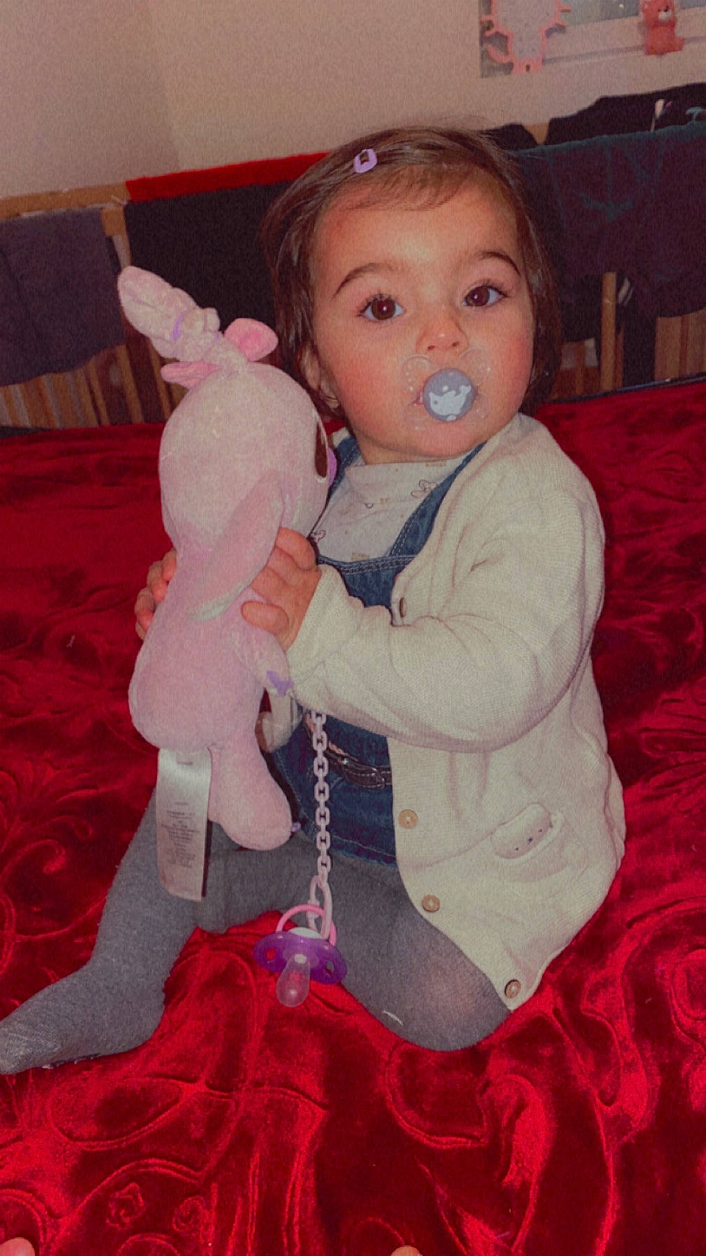 Samïa a rejoint le concours — aidez-le/la à gagner de superbes lots ! baby, baby_toddler_clothing, cheek, child, comfort, doll, event, eye, face, fur, happy, head, lap, magenta, person, pink, sitting, skin, sleeve, surprise