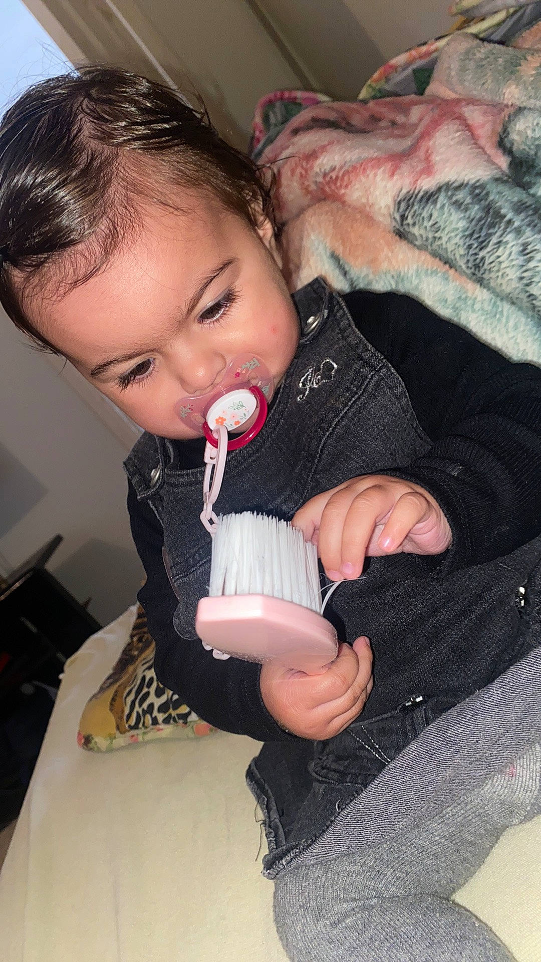 Samïa a rejoint le concours — aidez-le/la à gagner de superbes lots ! baby, baby_toddler_clothing, cheek, comfort, cool, eye, eyelash, finger, hair, head, human_body, iris, lip, mouth, nail, neck, organ, person, skin, sleeve