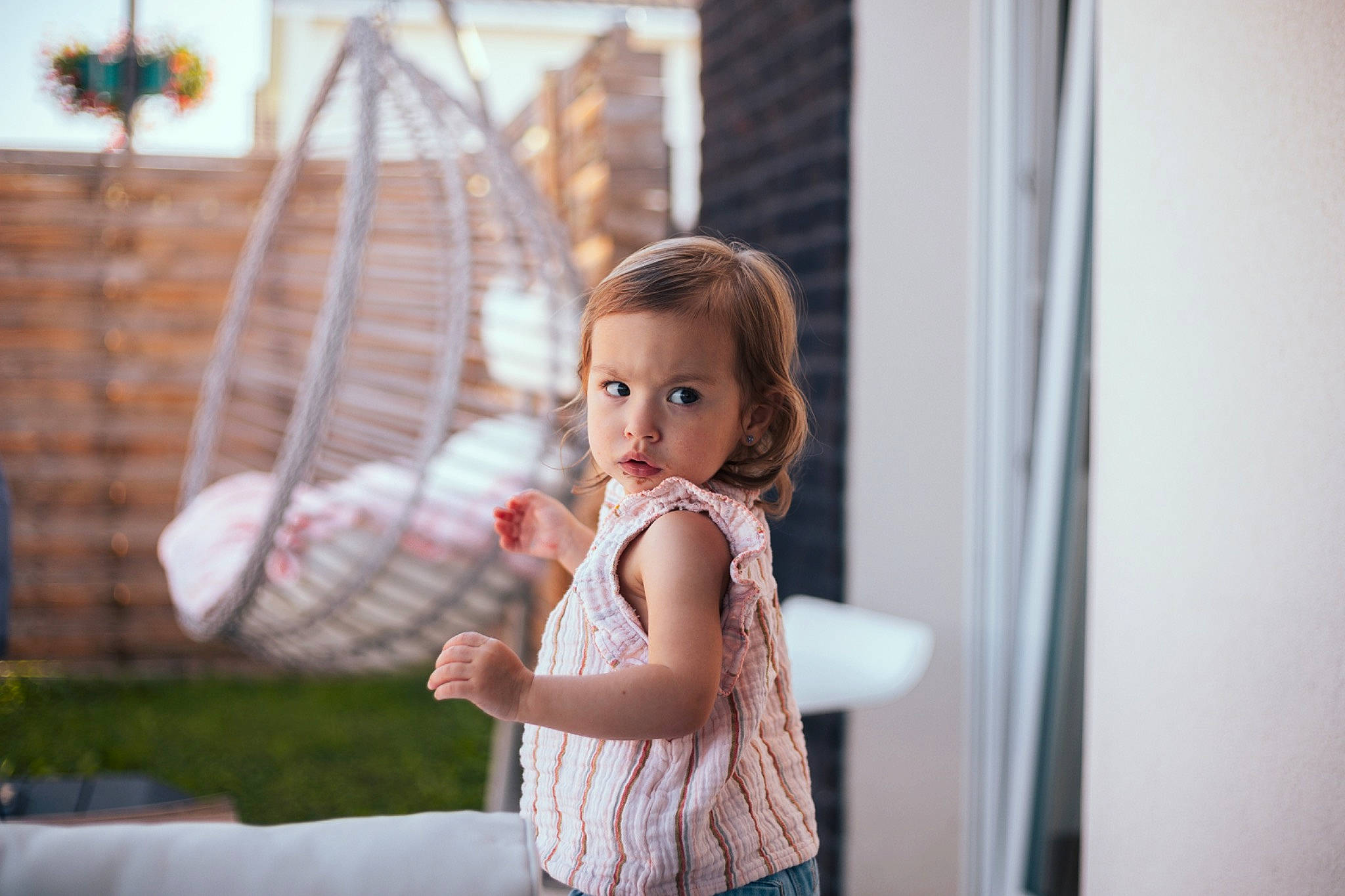 Mÿarose participe au concours pour gagner de l'argent avec cette photo : baby, child, flash_photography, fun, grass, hair, happy, leisure, person, photo_shoot, plant, portrait_photography, recreation, room, shoulder, sitting, swing, toddler, vacation, window