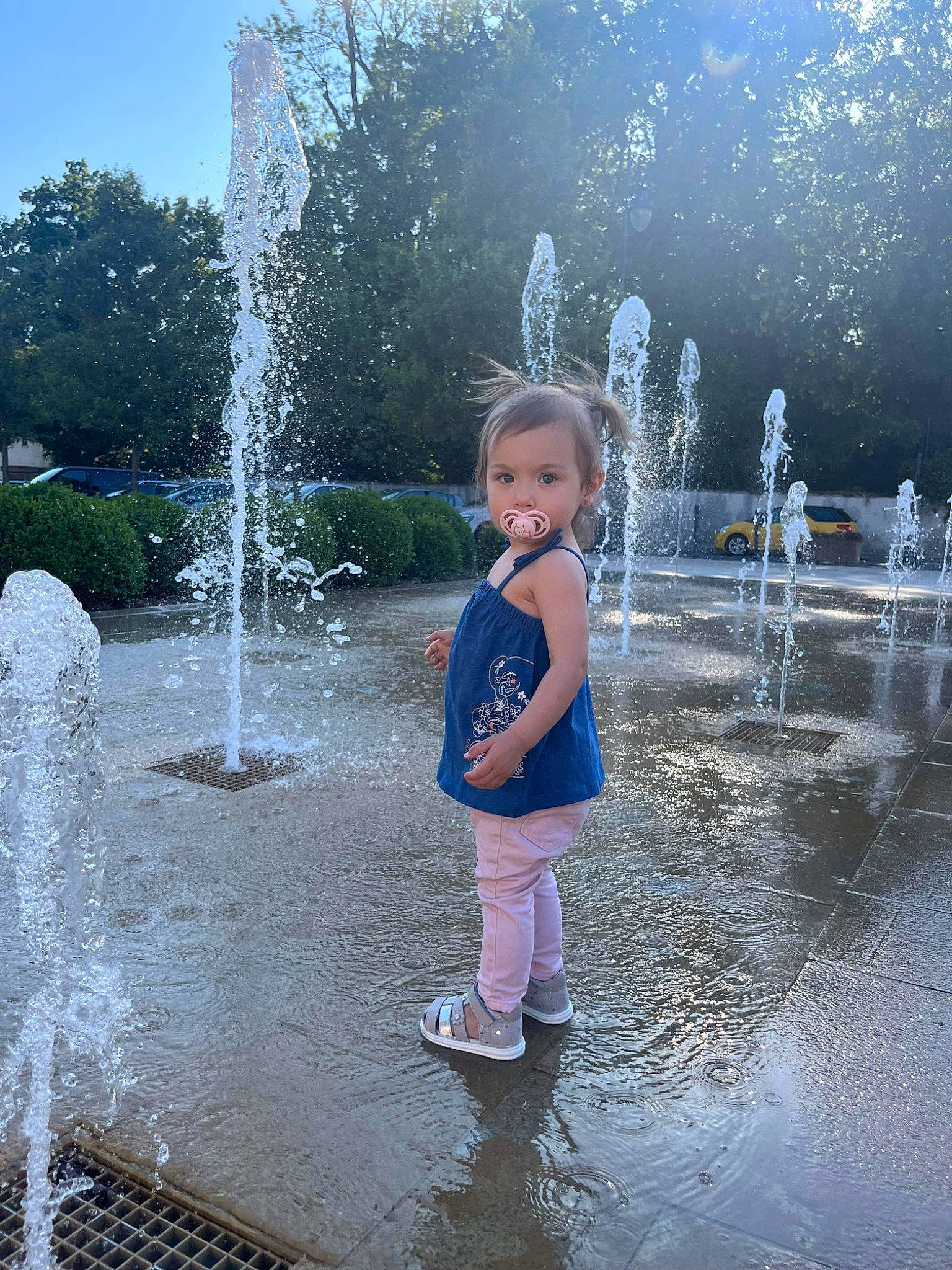 Mÿarose a rejoint le concours — aidez-le/la à gagner de superbes lots ! fountain, fun, grass, green, happy, leisure, light, nature, people_in_nature, person, public_space, recreation, sky, smile, standing, summer, toddler, water, water_resources, white