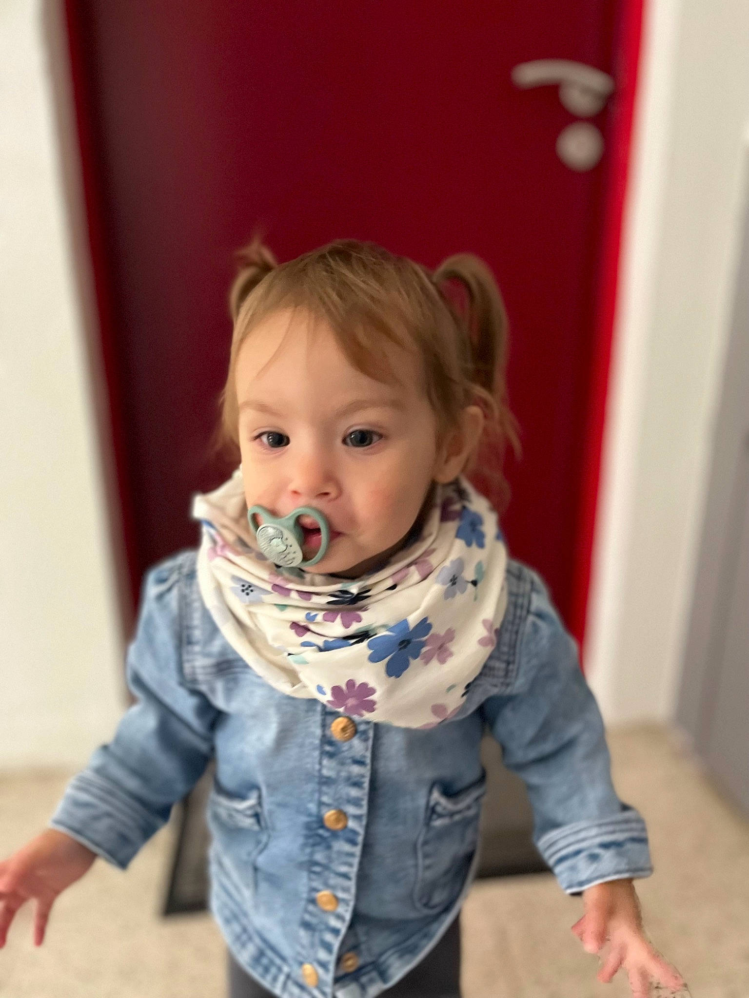 Mÿarose a rejoint le concours — aidez-le/la à gagner de superbes lots ! baby, baby_toddler_clothing, blond, cheek, child, chin, collar, eye, face, facial_expression, flooring, fun, happy, head, iris, person, skin, sleeve, standing, toddler
