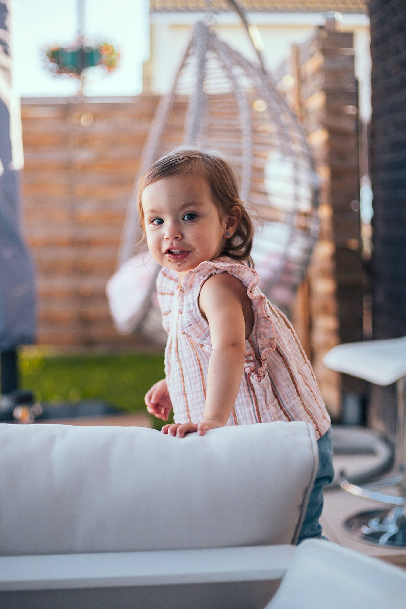 Mÿarose a rejoint le concours — aidez-le/la à gagner de superbes lots ! brown_hair, child, child_model, dress, event, fashion_design, flash_photography, fun, happy, leisure, person, portrait_photography, room, sitting, smile, toddler, vacation, wood