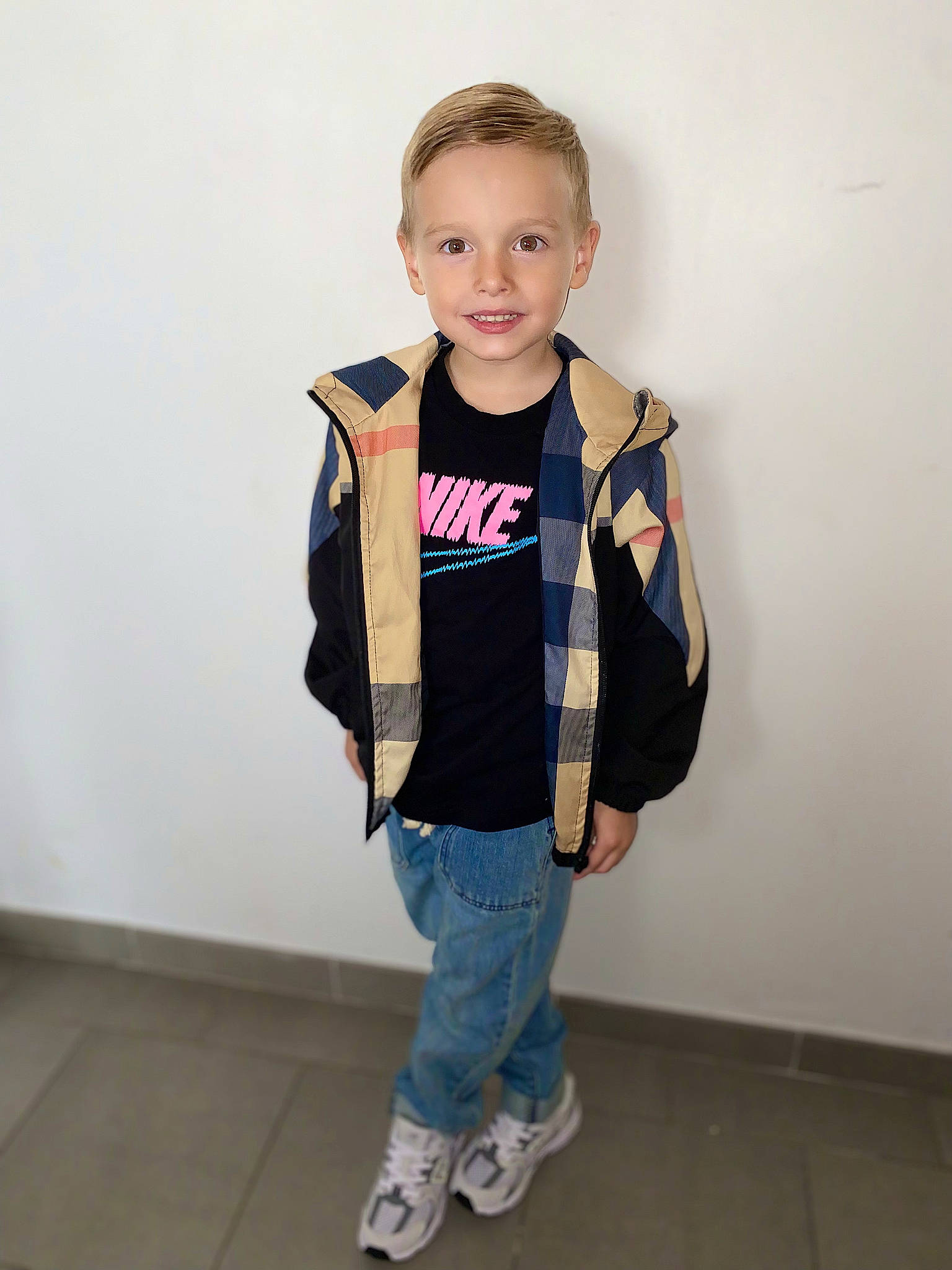 Kaïs participe au concours pour gagner de l'argent avec cette photo : baby_toddler_clothing, child, denim, electric_blue, face, fashion_design, flooring, formal_wear, fur, hair, jeans, joy, knee, outdoor_shoe, pattern, person, sleeve, sportswear, t_shirt, toddler