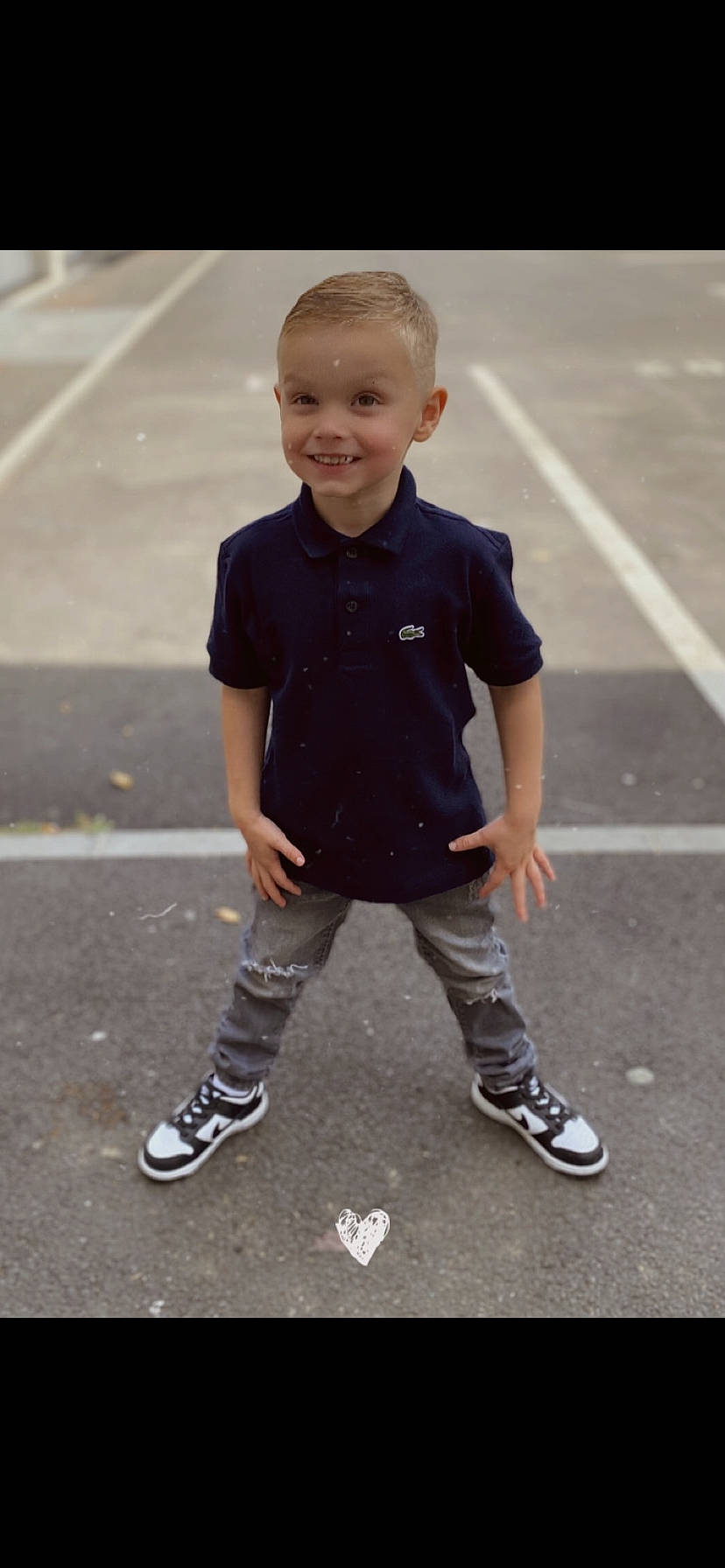 Kaïs participe au concours pour gagner de l'argent avec cette photo : asphalt, child, denim, electric_blue, face, fun, gesture, grey, happy, joy, pedestrian, person, recreation, road, road_surface, sidewalk, sleeve, smile, sneakers, t_shirt