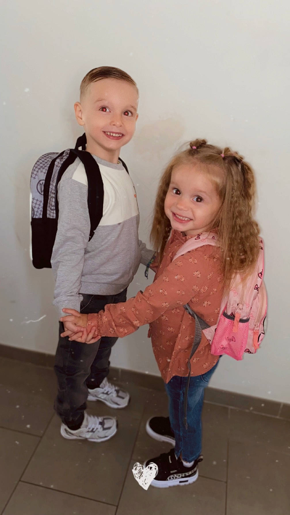 Kaïs participe au concours pour gagner de l'argent avec cette photo : child, event, fashion_accessory, fashion_design, footwear, formal_wear, fun, gesture, happy, jeans, joy, leg, person, shoe, sitting, skin, sleeve, smile, sneakers, sock