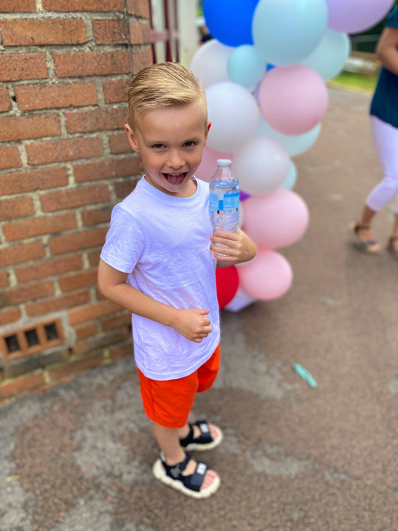Kaïs participe au concours pour gagner de l'argent avec cette photo : balloon, brick, brickwork, child, clothing, electric_blue, event, fun, happy, joy, leisure, party_supply, person, recreation, shorts, smile, standing, summer, t_shirt, toddler