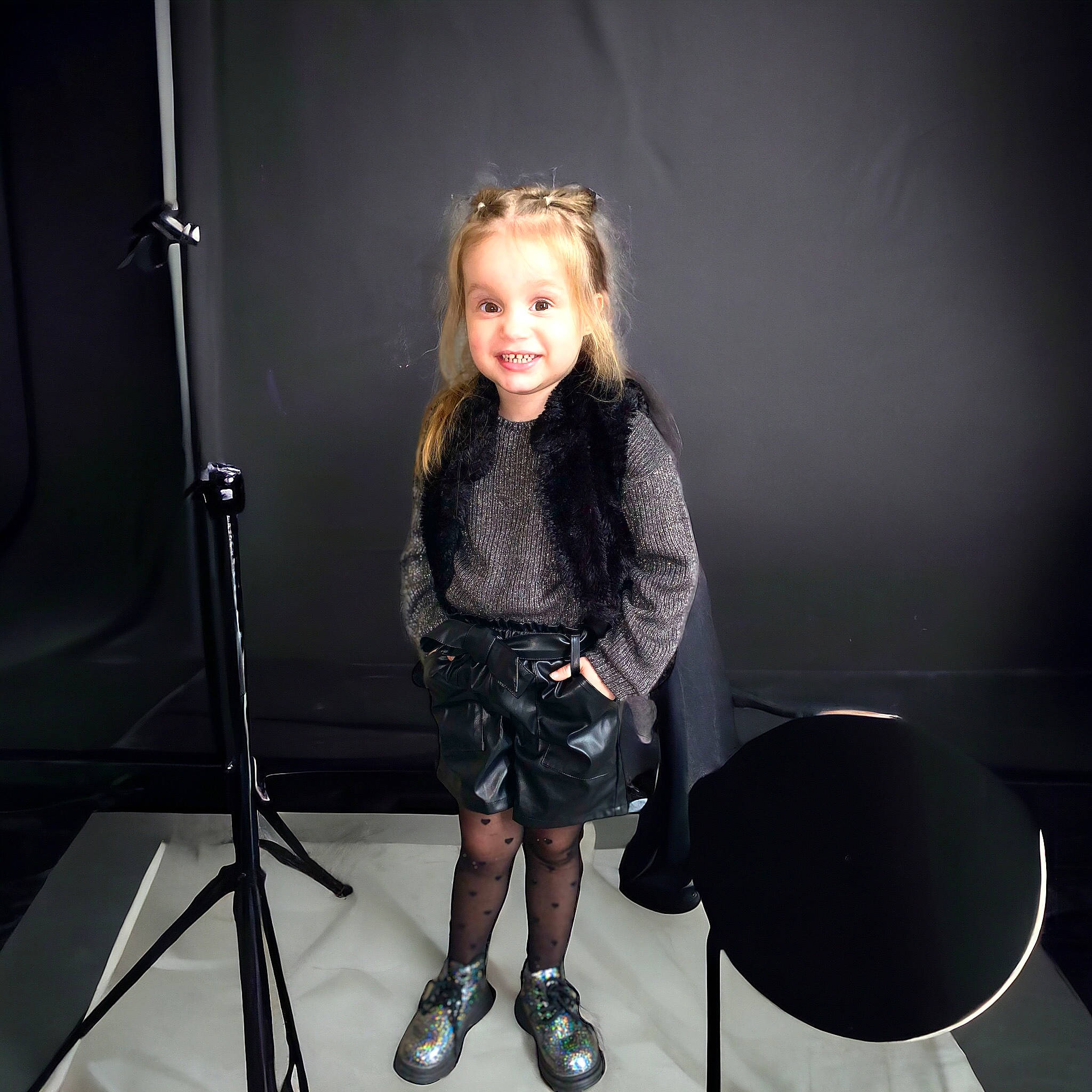 Louise a rejoint le concours — aidez-le/la à gagner de superbes lots ! blond, boot, chair, child, electric_blue, entertainment, event, eyewear, fashion_design, flash_photography, flooring, fun, human_leg, joy, knee, microphone_stand, performing_arts, person, room, sandal