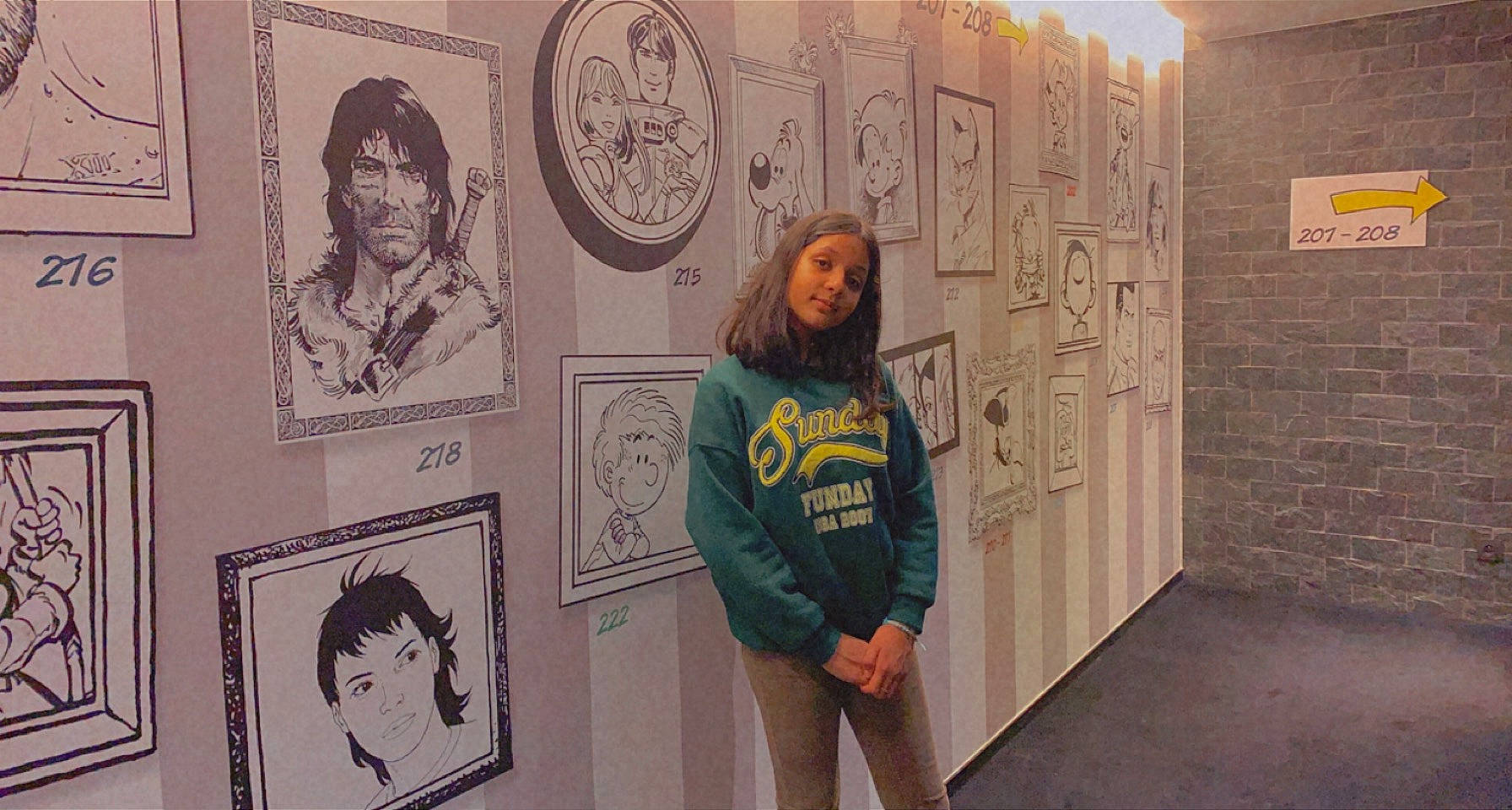 Emna participe au concours pour gagner de l'argent avec cette photo : art, art_exhibition, art_gallery, artist, collection, drawing, event, exhibition, fashion_design, font, graphics, illustration, painting, person, picture_frame, room, sleeve, smile, t_shirt, tourist_attraction