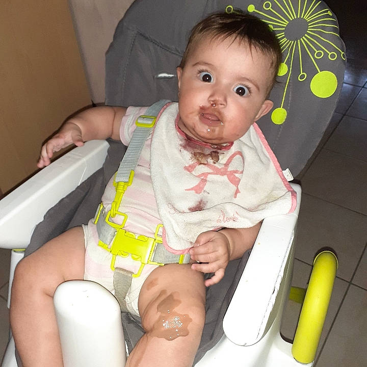Léonie a rejoint le concours — aidez-le/la à gagner de superbes lots ! baby, car_seat, child, finger, leg, mouth, neck, person, product, sitting, skin, toddler