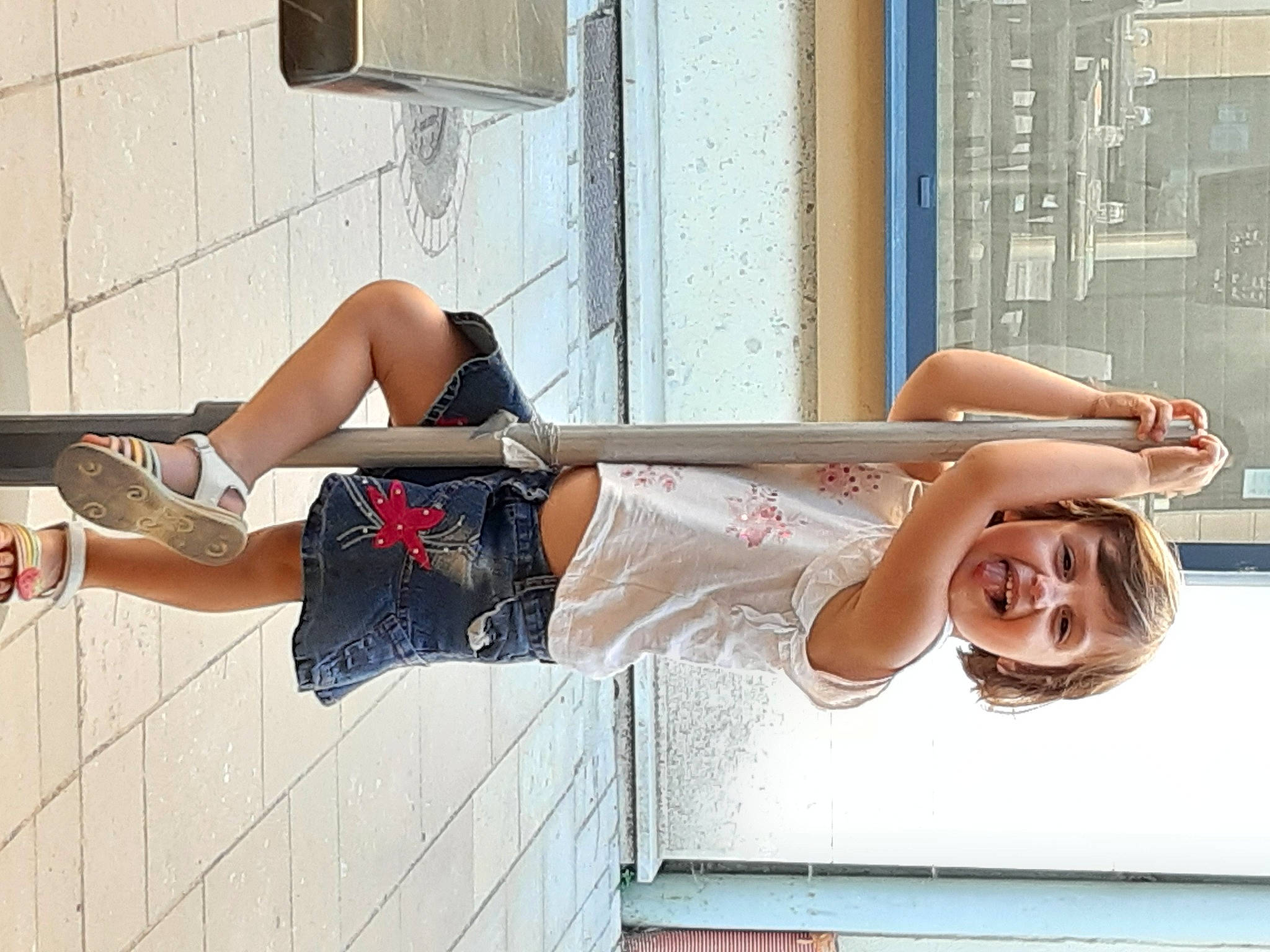 Anaé participe au concours pour gagner de l'argent avec cette photo : footwear, human_leg, leg, person, shoe, thigh