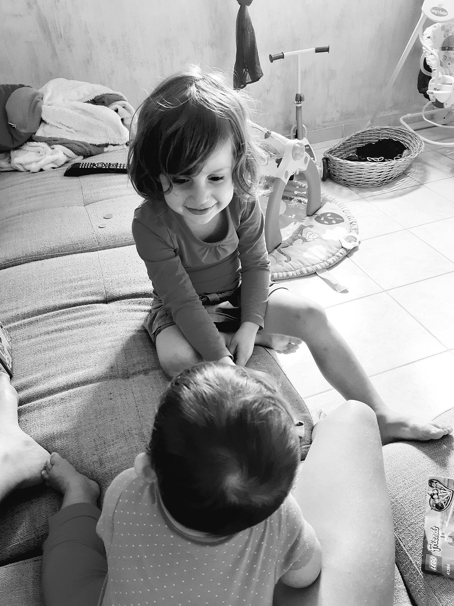 Anaé participe au concours pour gagner de l'argent avec cette photo : black, black_and_white, child, joy, leg, monochrome, monochrome_photography, person, photograph, photography, play, sibling, smile, snapshot, style, toddler