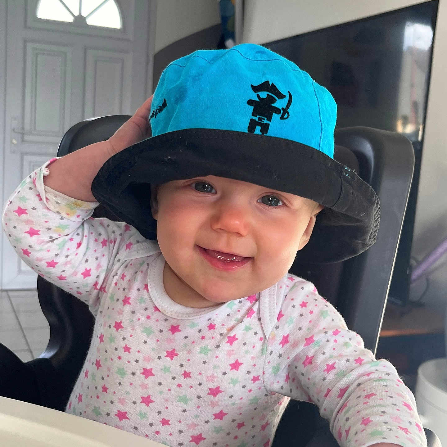 Mia a rejoint le concours — aidez-le/la à gagner de superbes lots ! baby, baseballcap, bodypart, cap, clothing, computerhardware, electronics, face, happy, hardware, hat, head, monitor, mouth, person, photography, portrait, screen, smile, sunhat