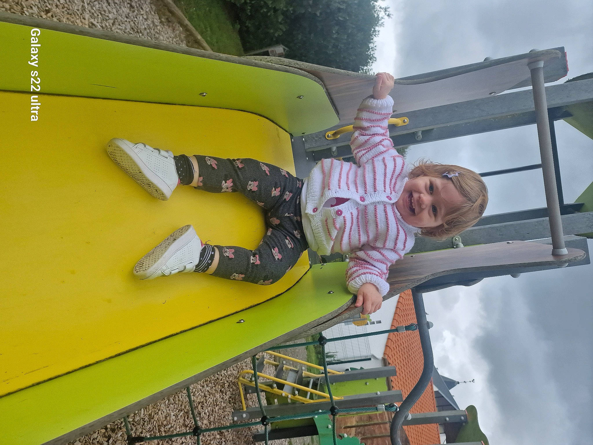 Rose participe au concours pour gagner de l'argent avec cette photo : child, chute, city, cloud, fun, human_settlement, joy, leisure, outdoor_play_equipment, person, play, playground, playground_slide, recreation, sky, smile, t_shirt, toddler, tree, vacation