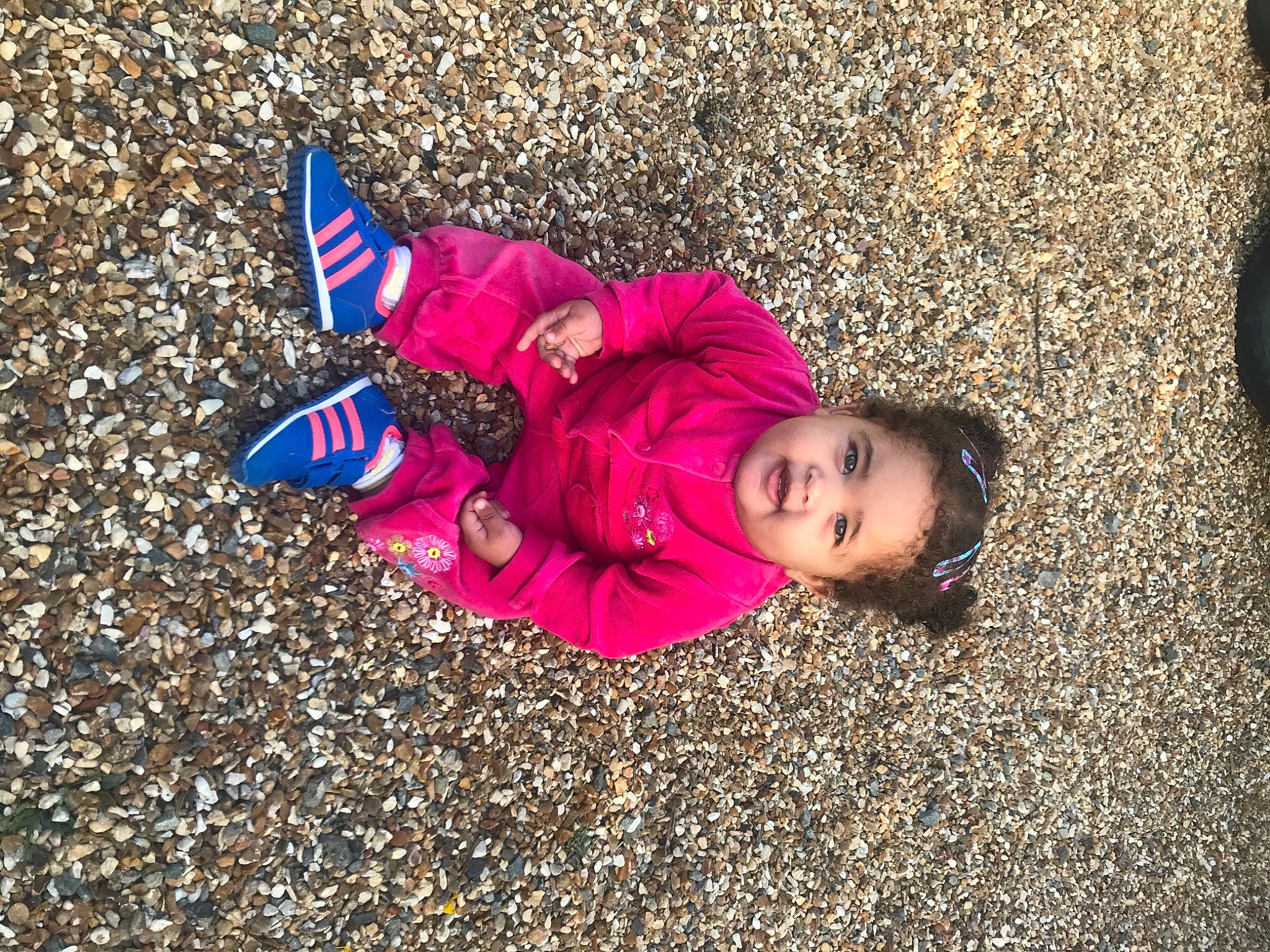 Kyara a rejoint le concours — aidez-le/la à gagner de superbes lots ! asphalt, carmine, concrete, electric_blue, flooring, fun, grass, happy, leaf, leisure, people_in_nature, person, plant, road_surface, shadow, sidewalk, sitting, soil, tints_and_shades, toddler