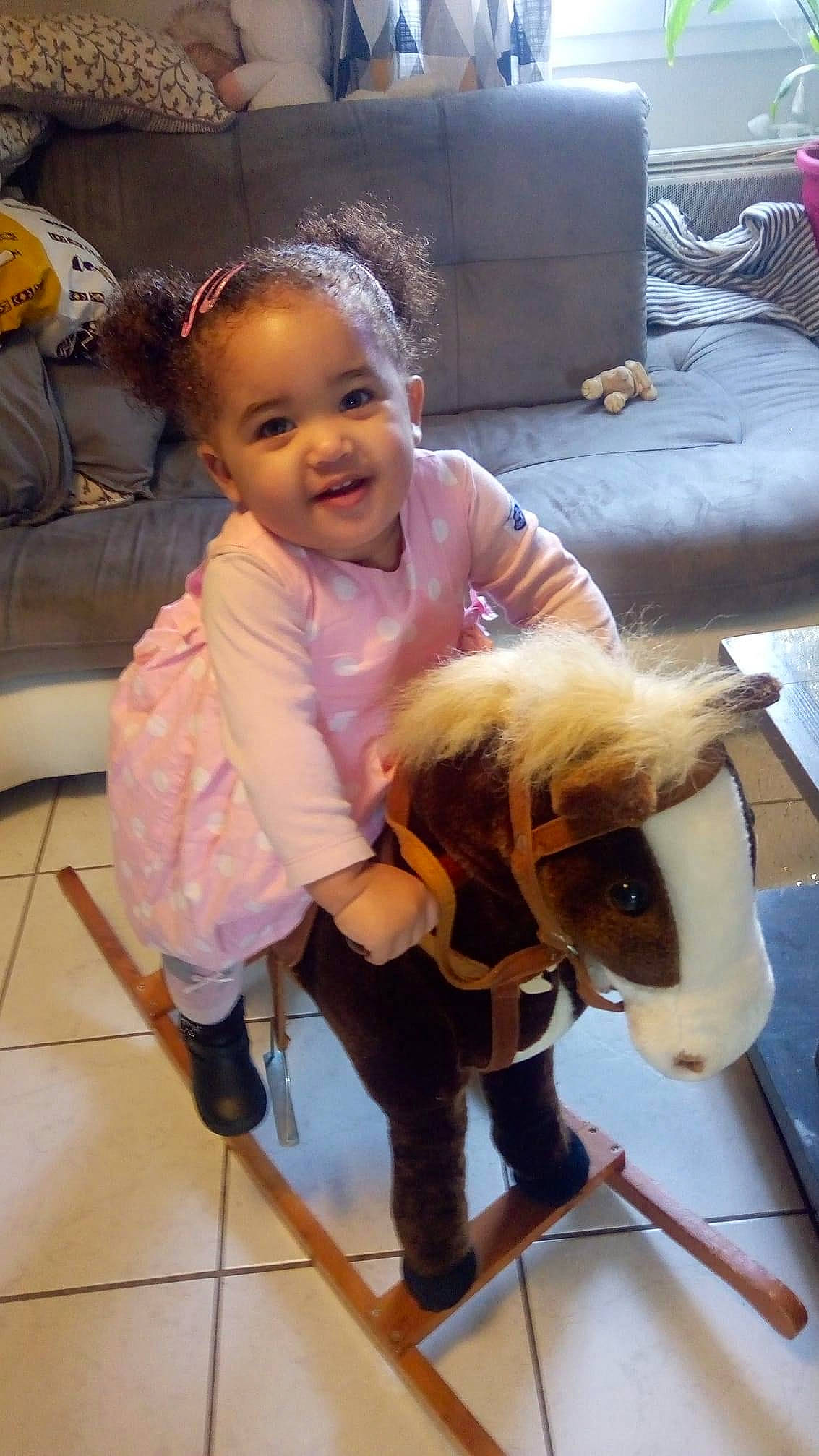 Kyara a rejoint le concours — aidez-le/la à gagner de superbes lots ! bridle, child, companion_dog, couch, dog_breed, event, fawn, flooring, fun, happy, horse, horse_supplies, horse_tack, joy, livestock, pack_animal, person, skin, smile, snout