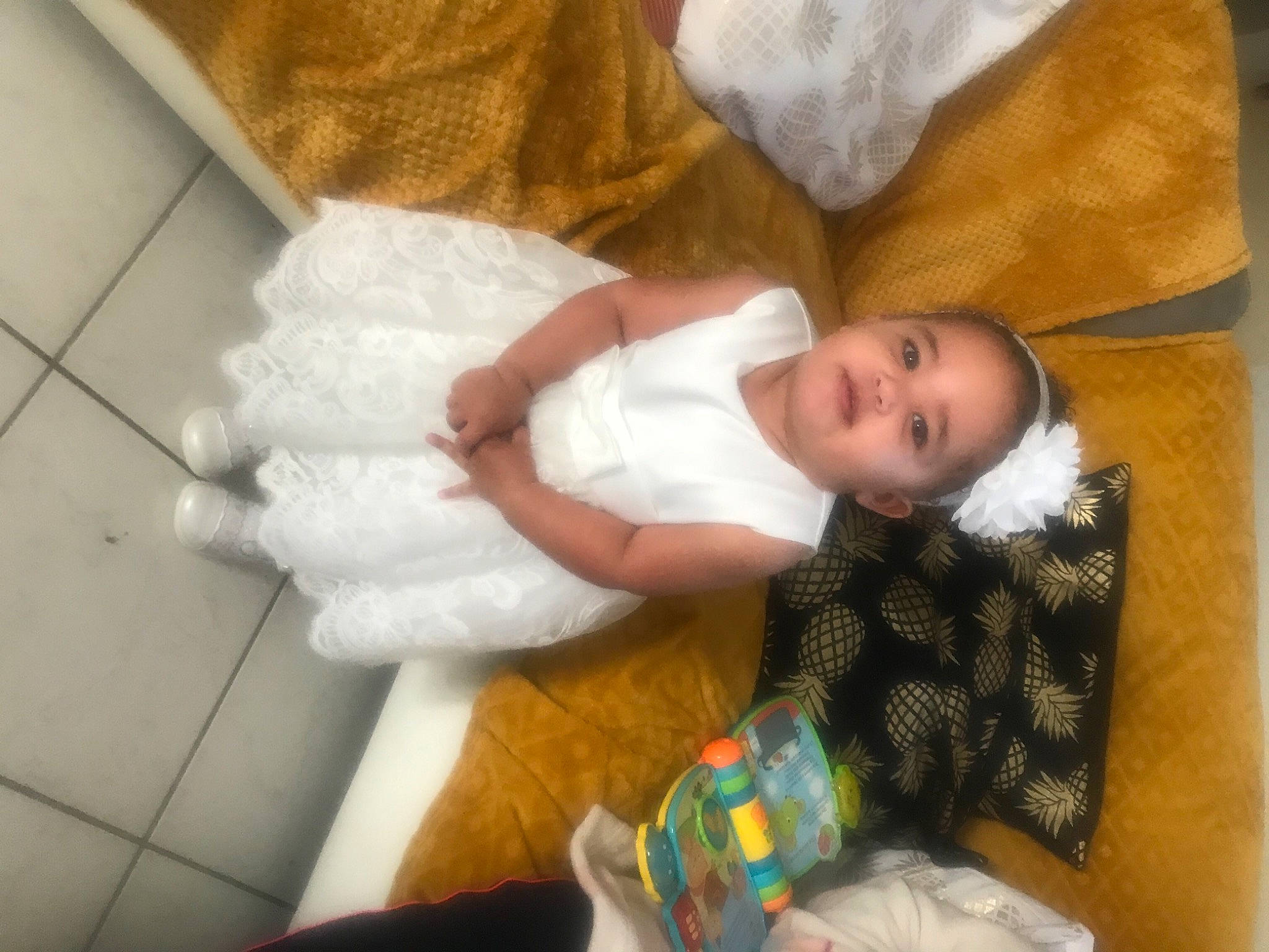 Kyara a rejoint le concours — aidez-le/la à gagner de superbes lots ! baby, baby_products, baby_toddler_clothing, child, comfort, finger, hand, linens, pattern, person, room, skin, textile, thumb, toddler, wood