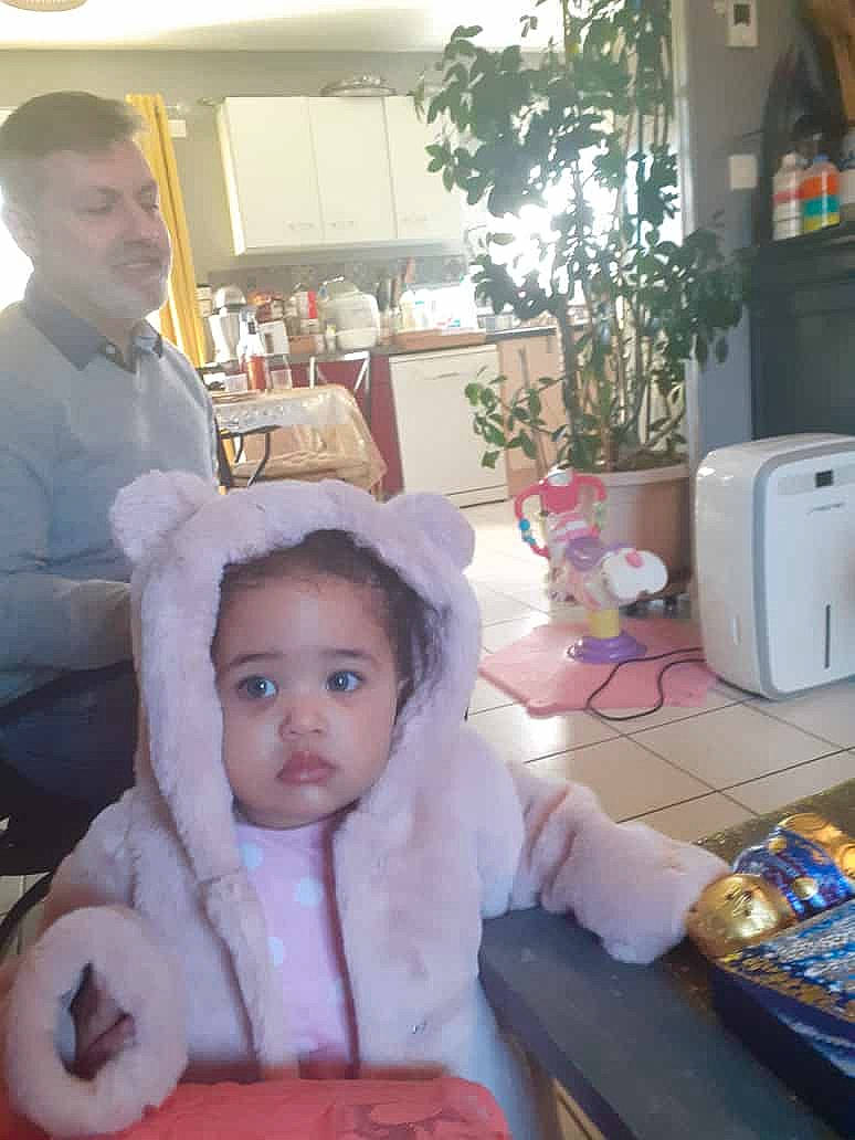 Kyara a rejoint le concours — aidez-le/la à gagner de superbes lots ! baby, baby_toddler_clothing, chair, child, event, flowerpot, fun, hairstyle, hat, home_appliance, houseplant, joy, office_equipment, office_supplies, person, plant, room, sitting, skin, snapshot