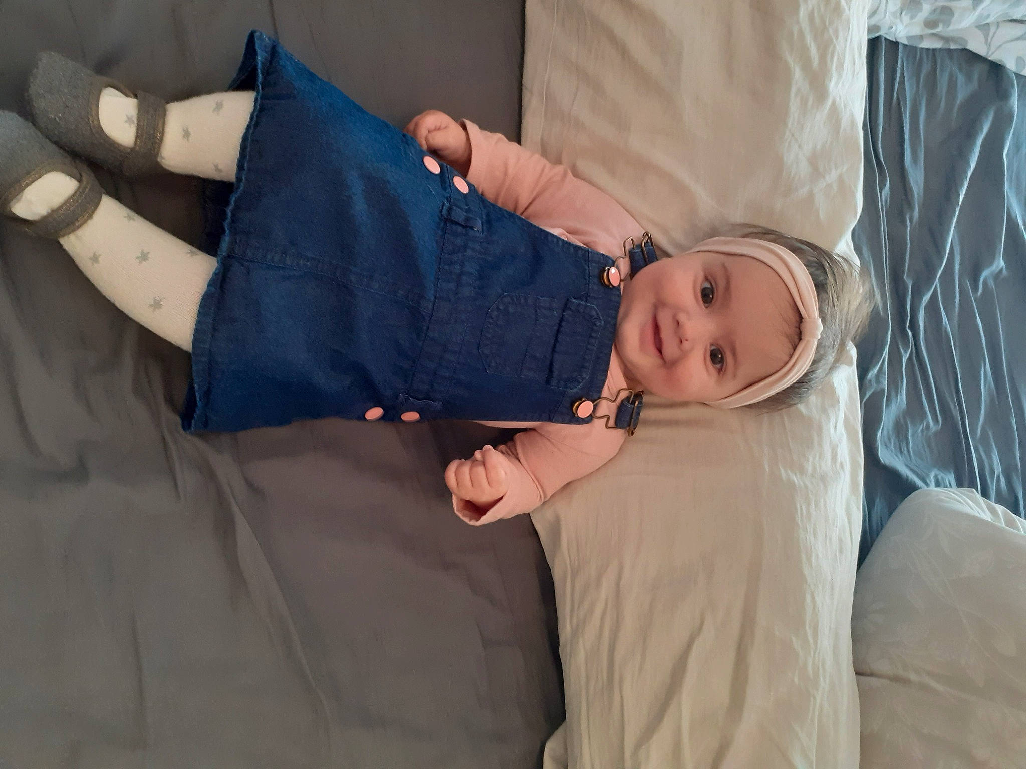 Lily participe au concours pour gagner de l'argent avec cette photo : baby, comfort, denim, elbow, electric_blue, finger, gesture, happy, headwear, human_leg, joint, joy, knee, leg, person, sitting, sleeve, smile, t_shirt, thigh