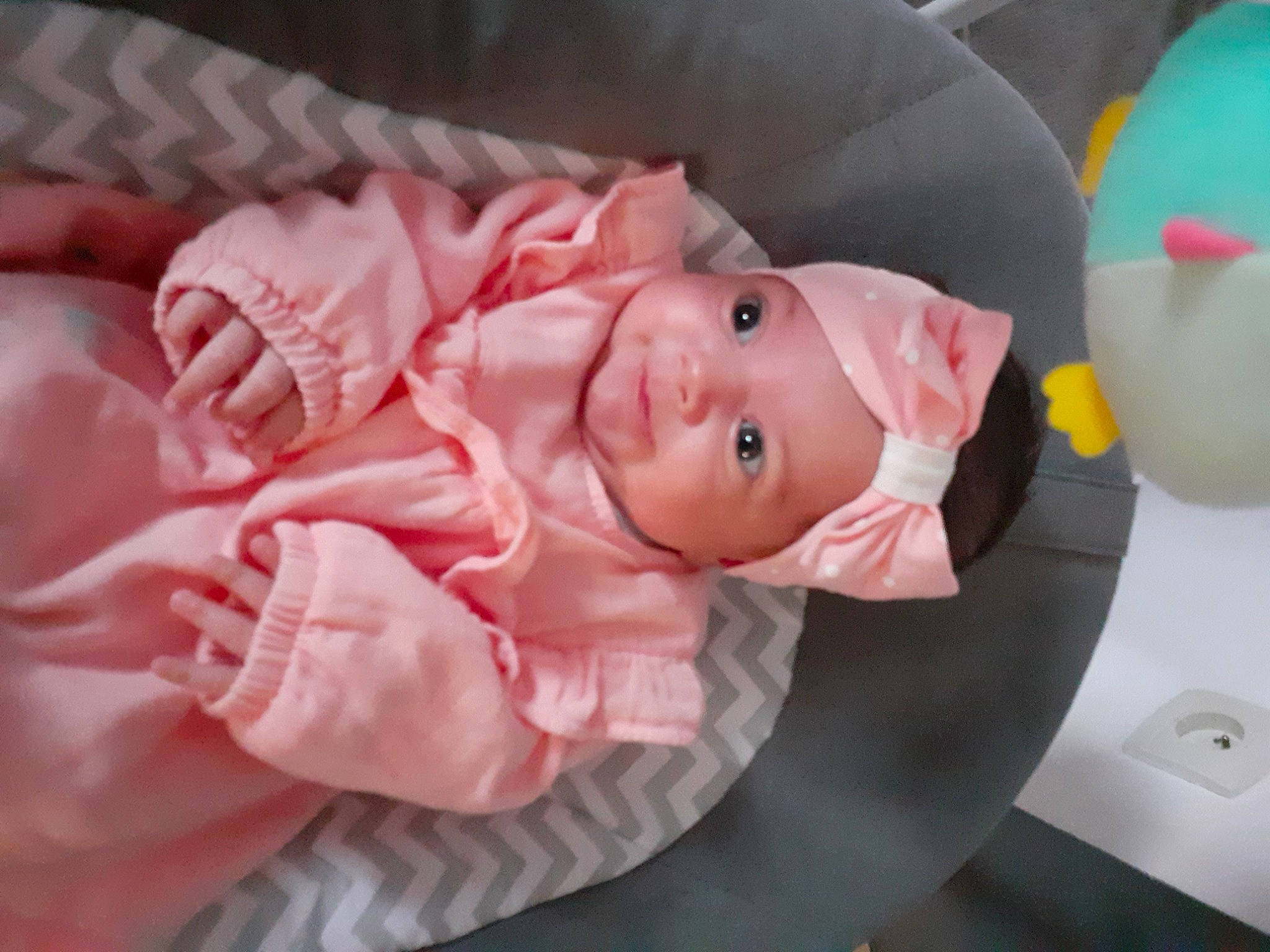 Lily a rejoint le concours — aidez-le/la à gagner de superbes lots ! baby, baby_products, baby_toddler_clothing, buttercream, child, comfort, dessert, event, face, happy, hat, head, headwear, peach, person, petal, pink, rose_order, smile, sweetness