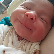 Auréliano participe au concours pour gagner de l'argent avec cette photo : baby, newborn, smile, closeup, face, infant, sleepy, cute, child, soft, cozy, clothing, person, skin, peaceful, portrait, indoors, young, expression, warm