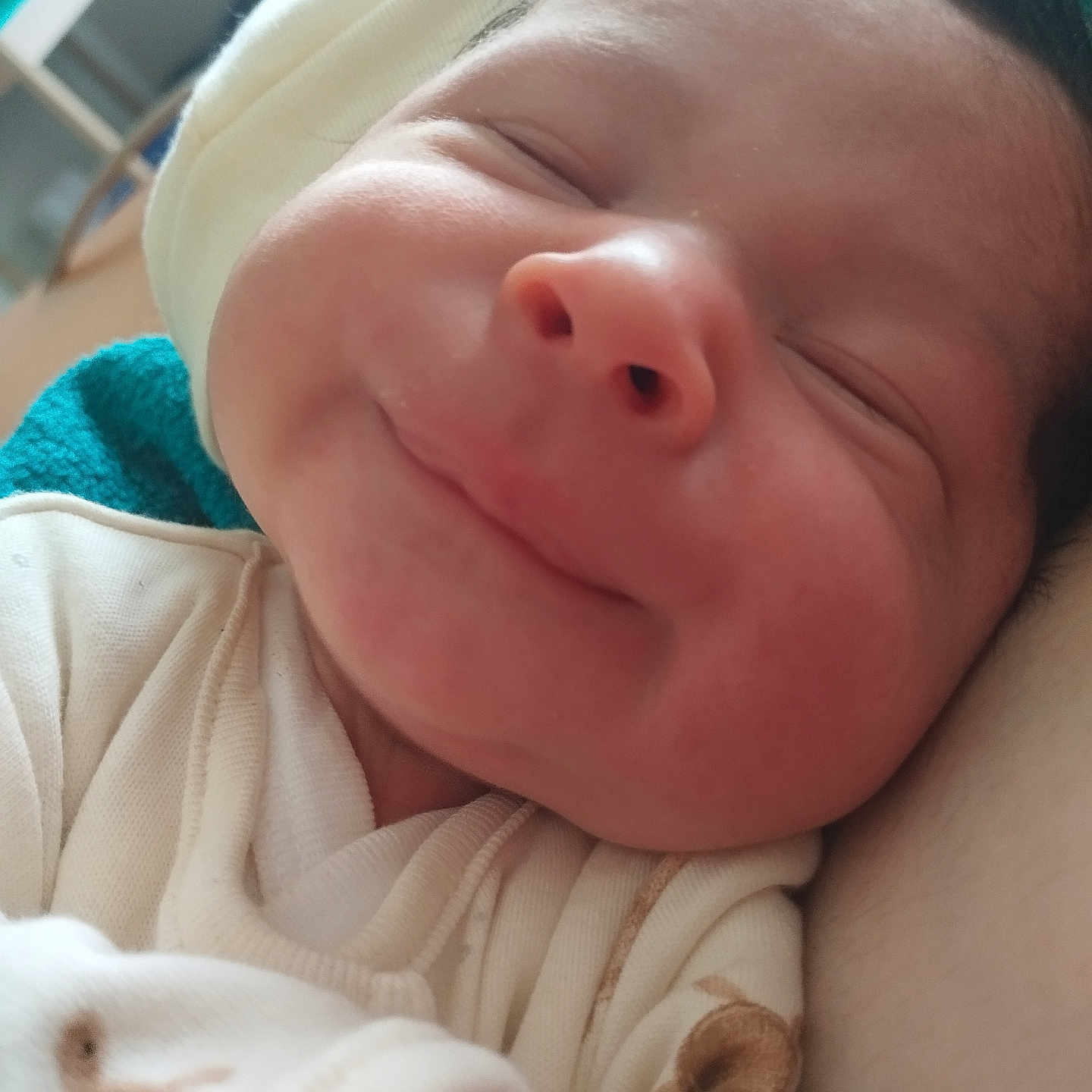 Auréliano participe au concours pour gagner de l'argent avec cette photo : baby, child, closeup, clothing, cozy, cute, expression, face, indoors, infant, newborn, peaceful, person, portrait, skin, sleepy, smile, soft, warm, young