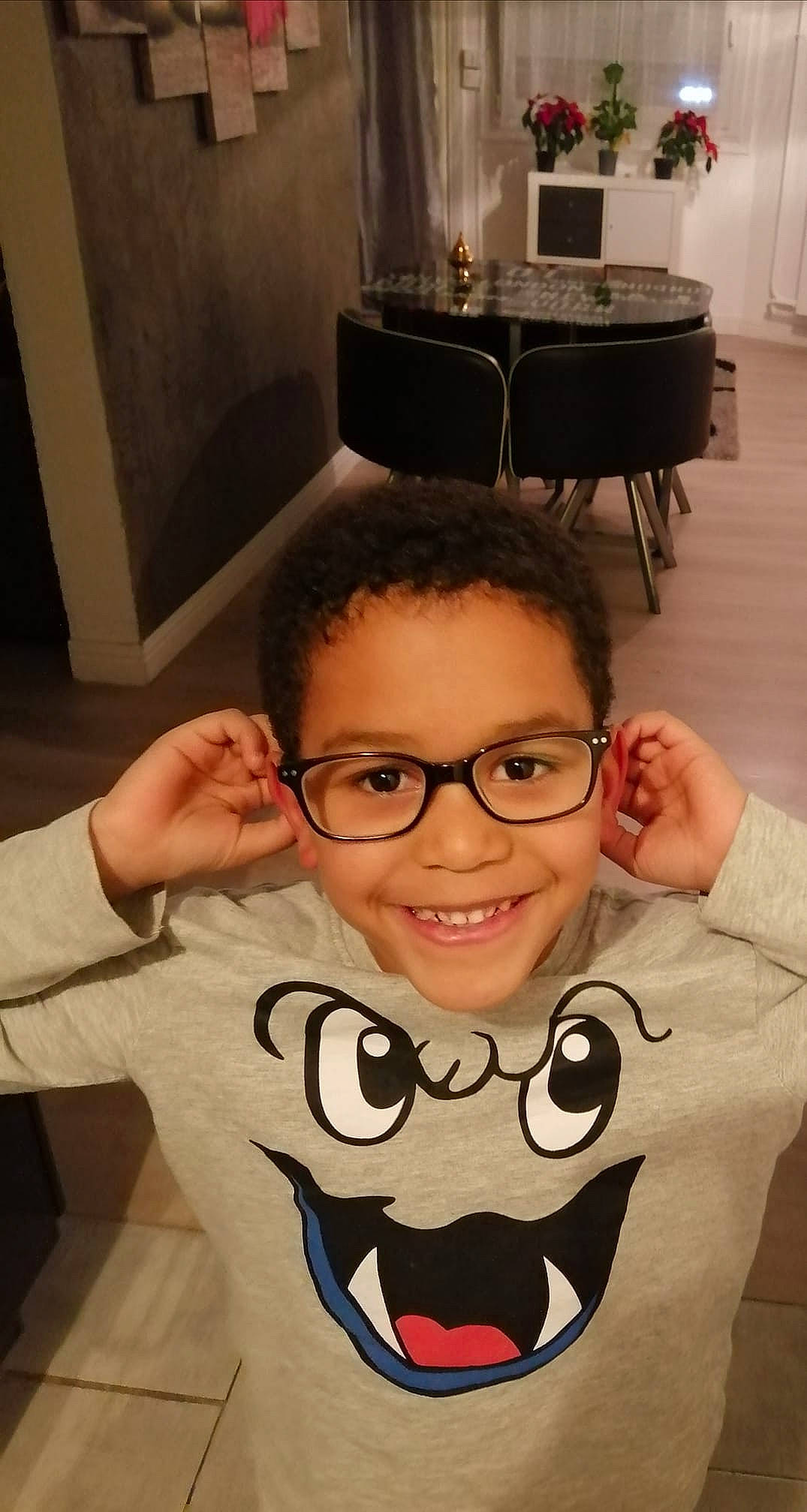 Ilario participe au concours pour gagner de l'argent avec cette photo : chair, cheek, eyebrow, eyewear, finger, forehead, fun, gesture, glasses, hairstyle, hand, happy, joy, lip, mouth, person, skin, sleeve, smile, thumb