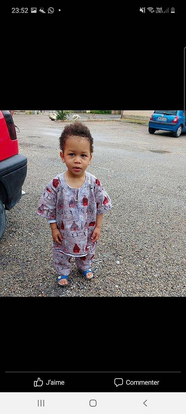 Ilario a rejoint le concours — aidez-le/la à gagner de superbes lots ! asphalt, automotive_design, automotive_exterior, automotive_lighting, automotive_tire, bumper, car, city, cool, grass, morning, motor_vehicle, person, plant, road_surface, tints_and_shades, tire, toddler, trunk, vehicle