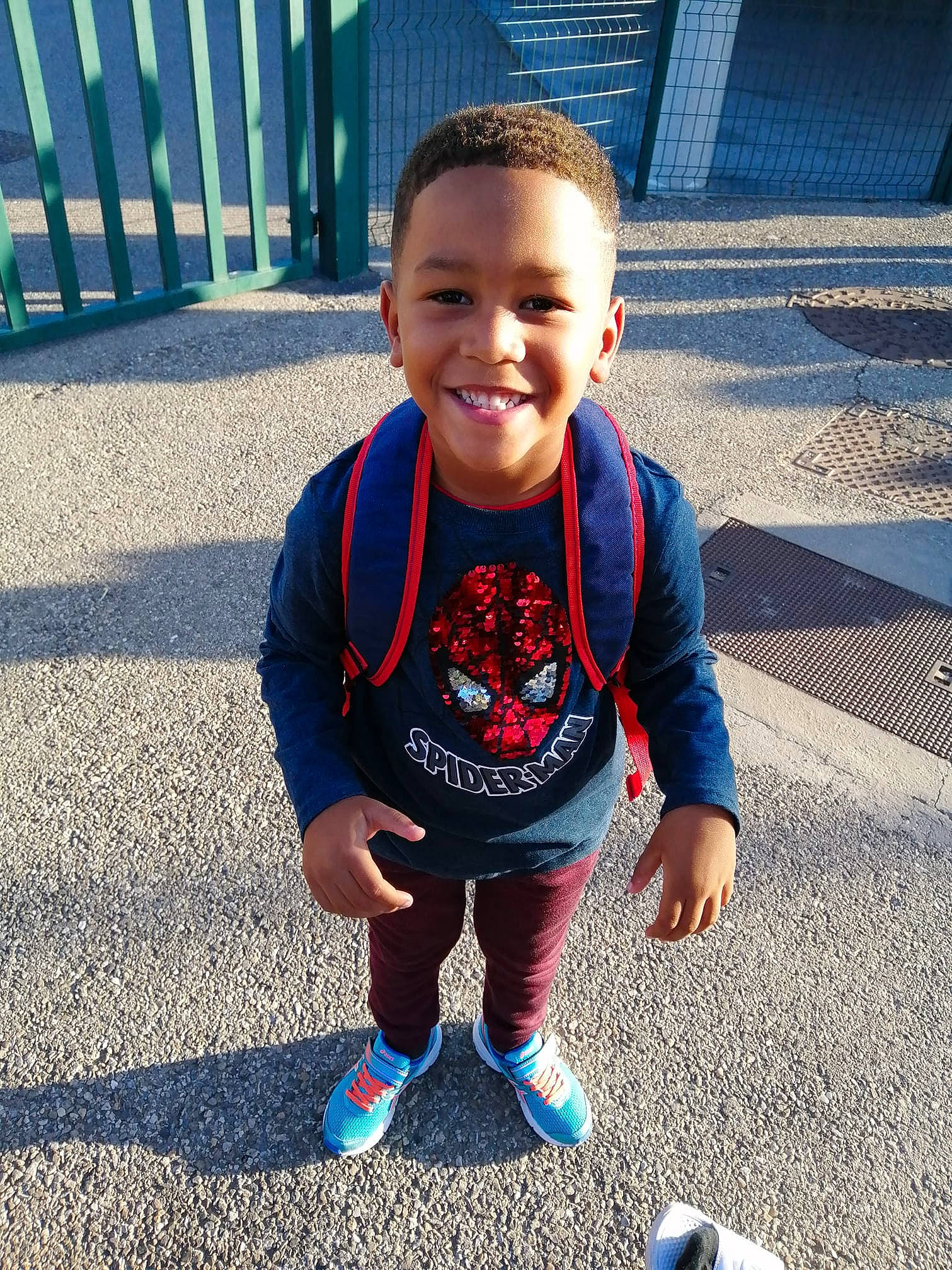 Ilario participe au concours pour gagner de l'argent avec cette photo : asphalt, blue, cool, electric_blue, eye, face, facial_expression, grass, hair, hairstyle, happy, head, joy, leisure, person, recreation, sleeve, smile, sportswear, t_shirt