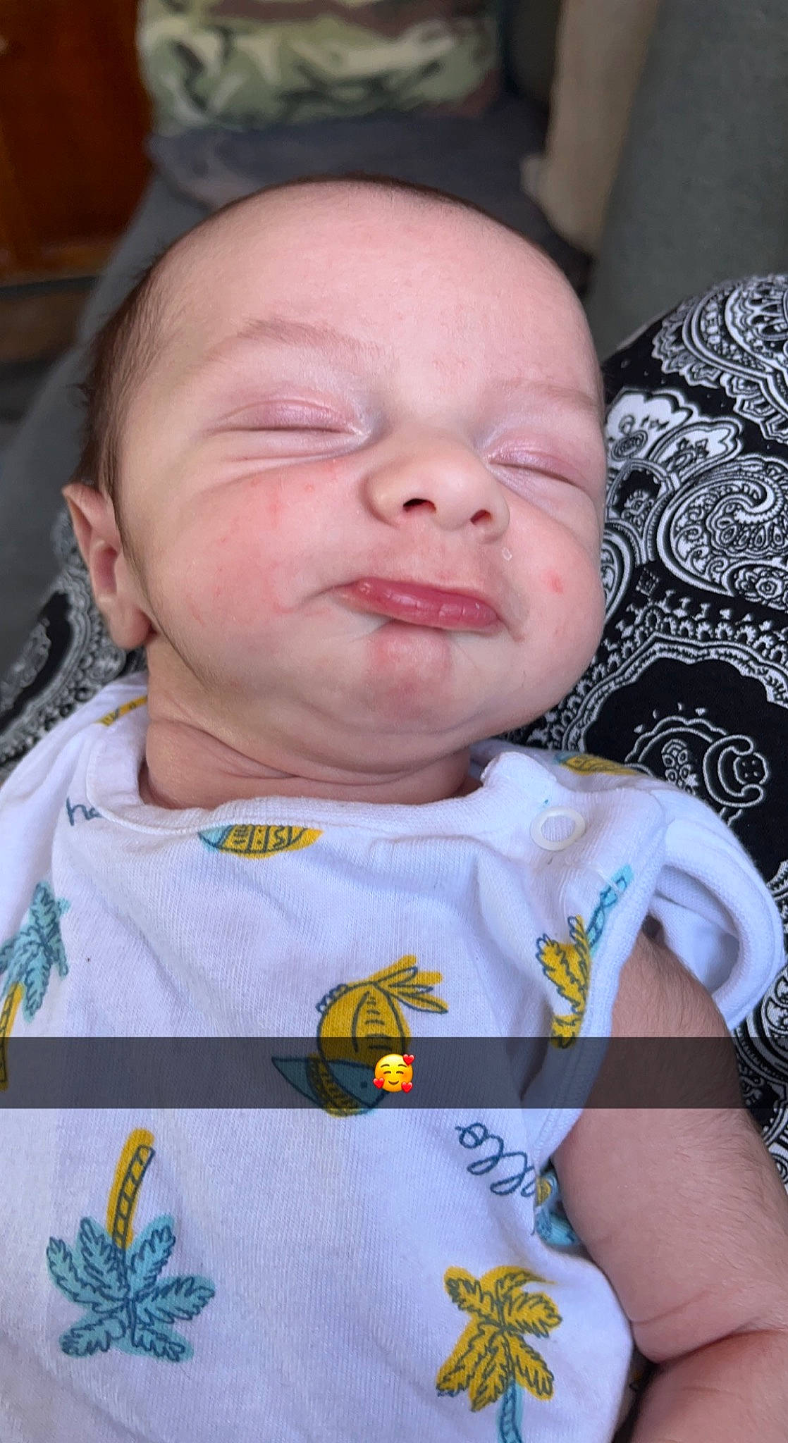 Noé participe au concours pour gagner de l'argent avec cette photo : baby, baby_toddler_clothing, cheek, chin, eyebrow, eyelash, facial_expression, finger, forehead, hairstyle, happy, iris, lip, mouth, neck, nose, person, product, skin, sleeve