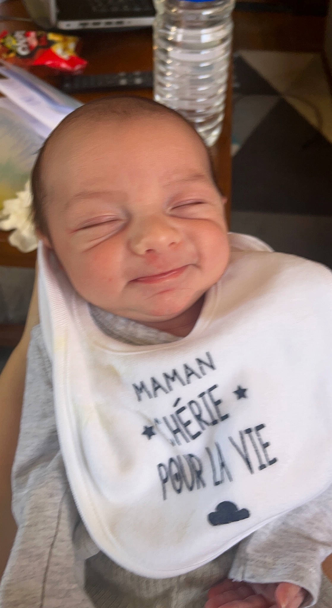 Noé participe au concours pour gagner de l'argent avec cette photo : baby, baby_toddler_clothing, cheek, ear, eye, eyebrow, forehead, gesture, hairstyle, happy, head, iris, jaw, lip, mouth, nose, person, skin, sleeve, smile