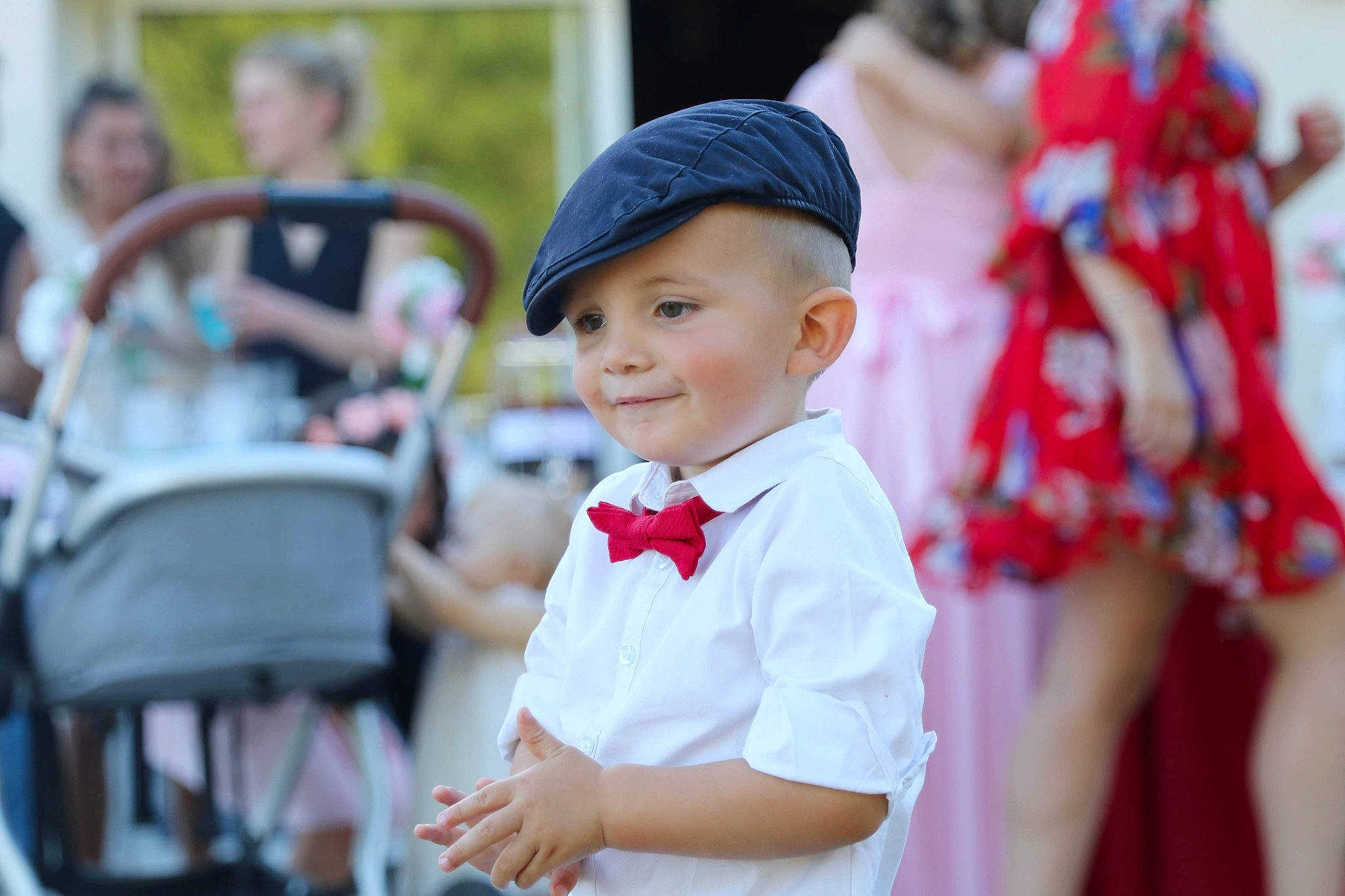 Derek participe au concours pour gagner de l'argent avec cette photo : blurred, bow_tie, cap, ceremony, child, community, costume, event, family_car, formal_wear, fun, happy, hat, headwear, joy, leisure, person, recreation, smile, toddler