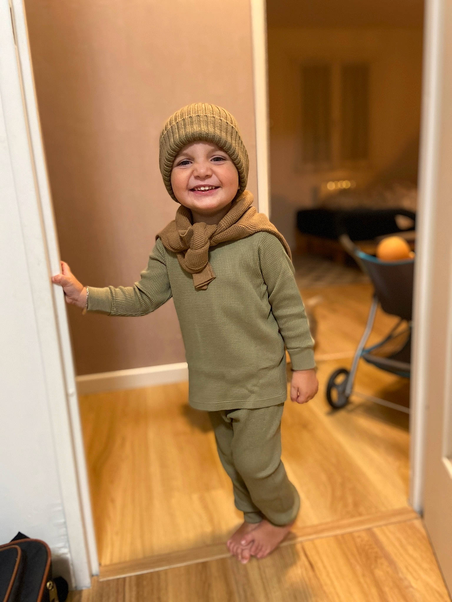 Derek a rejoint le concours — aidez-le/la à gagner de superbes lots ! baby_toddler_clothing, cap, child, comfort, door, floor, flooring, fun, happy, hardwood, headwear, joy, laminate_flooring, person, personal_protective_equipment, room, sleeve, smile, toddler, varnish