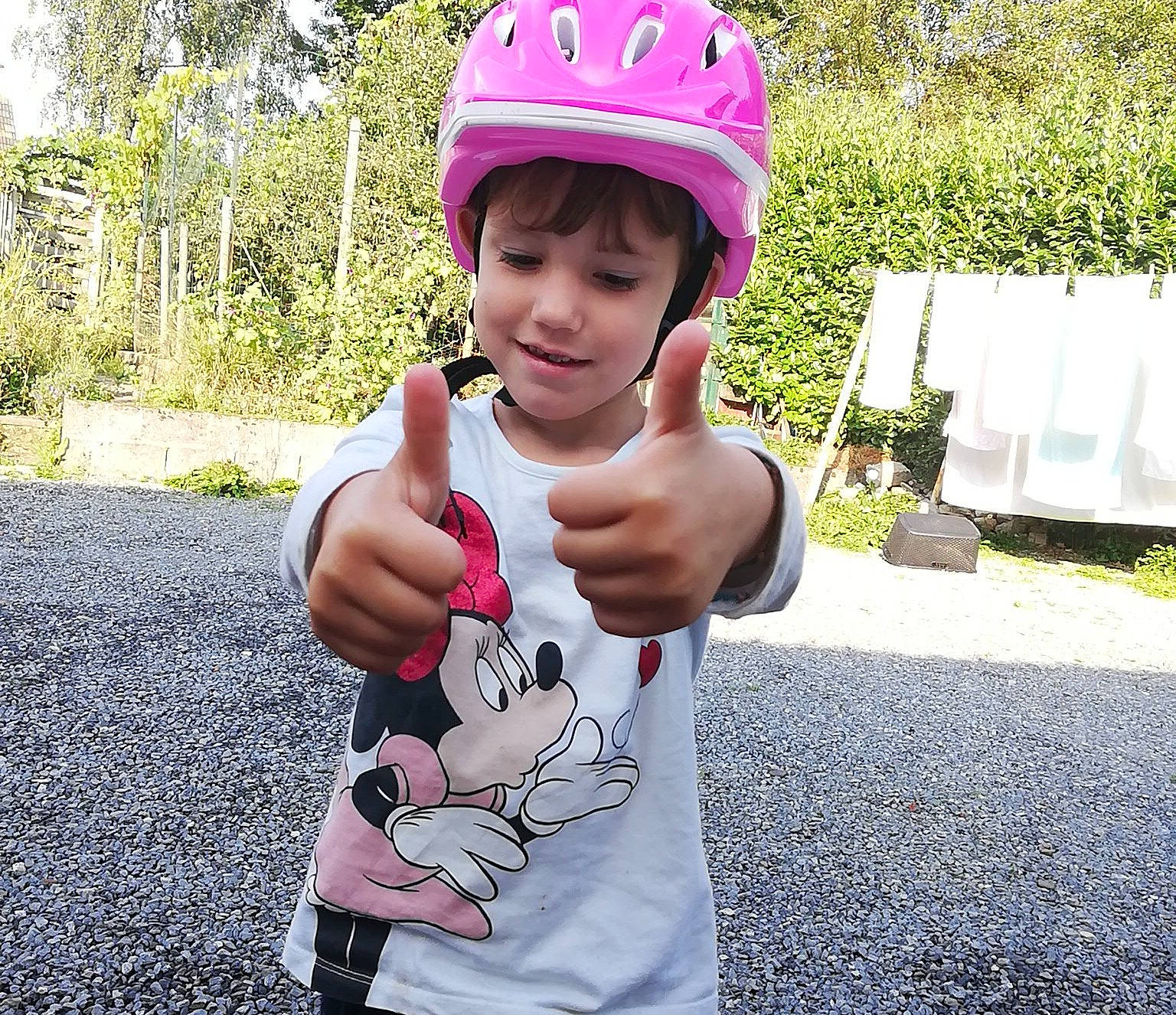 Luna a rejoint le concours — aidez-le/la à gagner de superbes lots ! baby_toddler_clothing, bicycle_helmet, bicycles_equipment_and_supplies, child, gesture, grass, happy, helmet, leisure, outdoor_bench, person, personal_protective_equipment, pink, plant, recreation, sleeve, sports_equipment, sports_gear, thumb, toddler