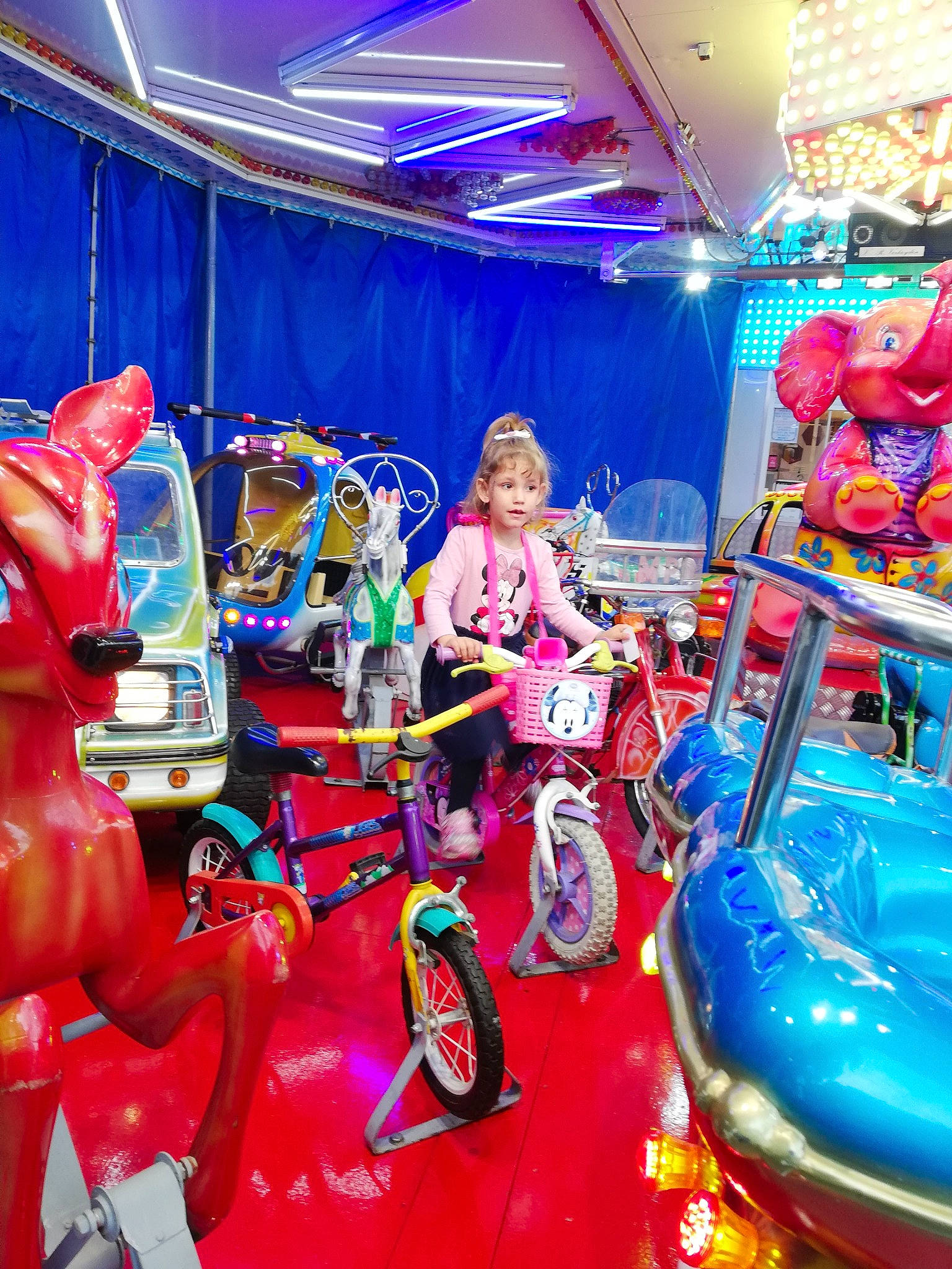 Luna a rejoint le concours — aidez-le/la à gagner de superbes lots ! automotive_design, automotive_lighting, automotive_tire, bicycle_wheel, blue, electric_blue, entertainment, event, fictional_character, fun, leisure, magenta, motor_vehicle, motorcycle, person, pink, recreation, tire, toy, vehicle