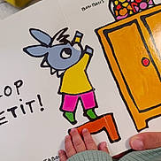 Musab participe au concours pour gagner de l'argent avec cette photo : bonbons, book, cabinet, cartoon, child, childrens_book, colorful, cozy, curiosity, fingers, green_sleeve, hand, illustration, indoor, orange, reading, sitting, story, toy, young_child