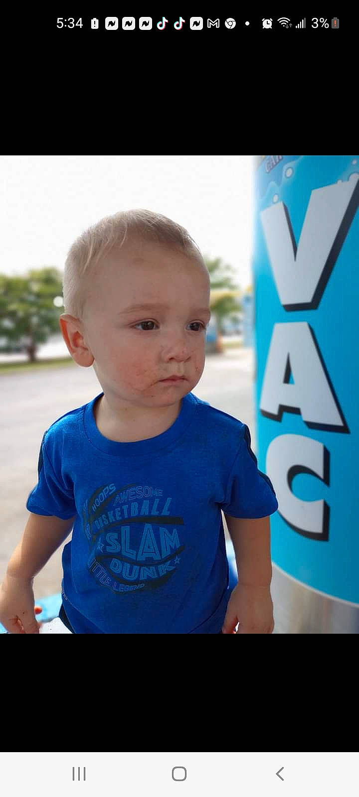 Rayden is registered to the contest to win money with this photo: arm, azure, blond, child, chin, cool, electric_blue, facial_expression, fun, happy, human, leisure, person, sky, sleeve, smile, standing, t_shirt, toddler, travel