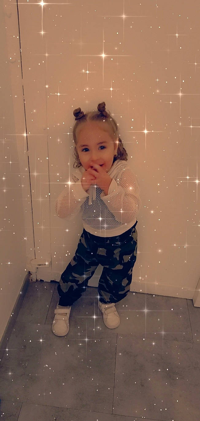 Ana Maria participe au concours pour gagner de l'argent avec cette photo : child, costume, event, fashion_design, flooring, fun, happy, human_body, human_leg, knee, leg, party_supply, pattern, person, room, snow, standing, thigh, toddler, tree