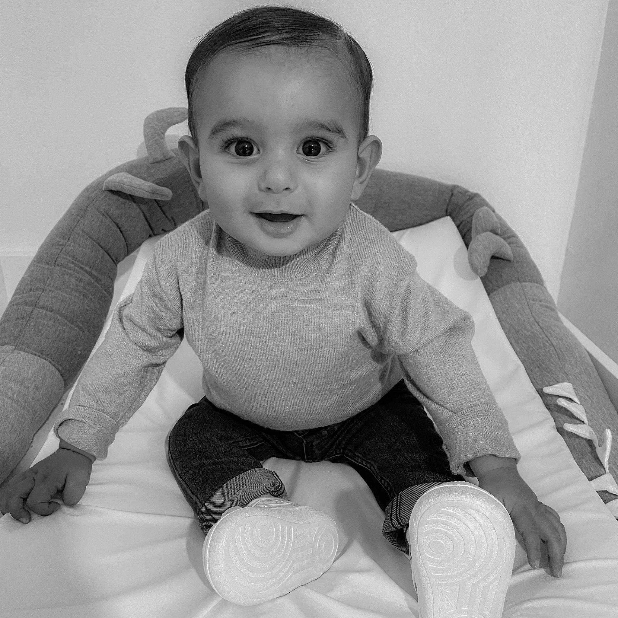 Maylann participe au concours pour gagner de l'argent avec cette photo : ankle, arm, baby, baby_crawling, baby_toddler_clothing, child, comfort, crawling, ear, elbow, foot, human_body, knee, long_sleeved_t_shirt, person, sitting, sleeve, sock, toddler, tummy_time