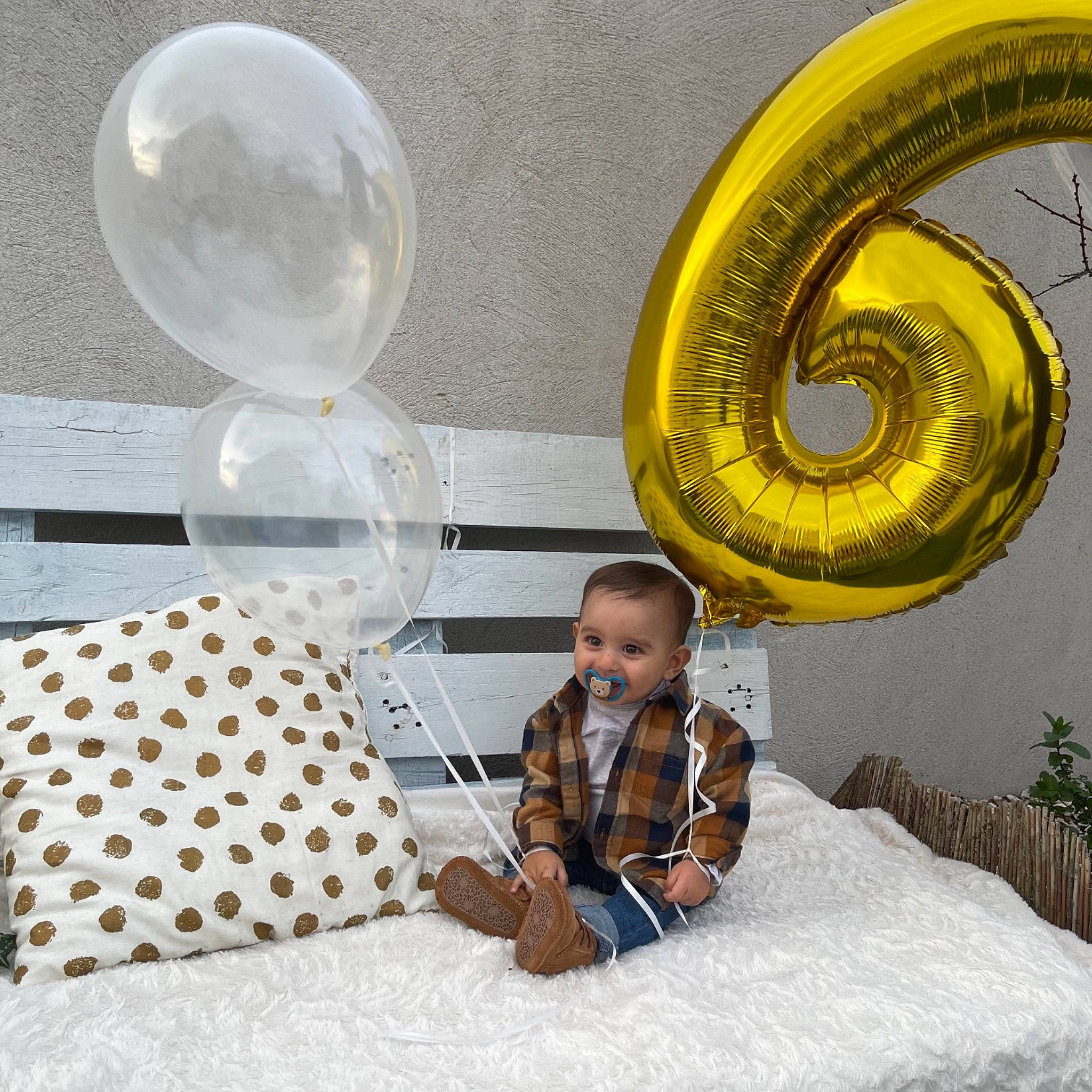 Maylann participe au concours pour gagner de l'argent avec cette photo : baby, baby_toddler_clothing, ball, balloon, circle, comfort, design, houseplant, human, human_body, inflatable, linens, party_supply, pattern, person, plaid, polka_dot, sphere, spiral, transparent_material